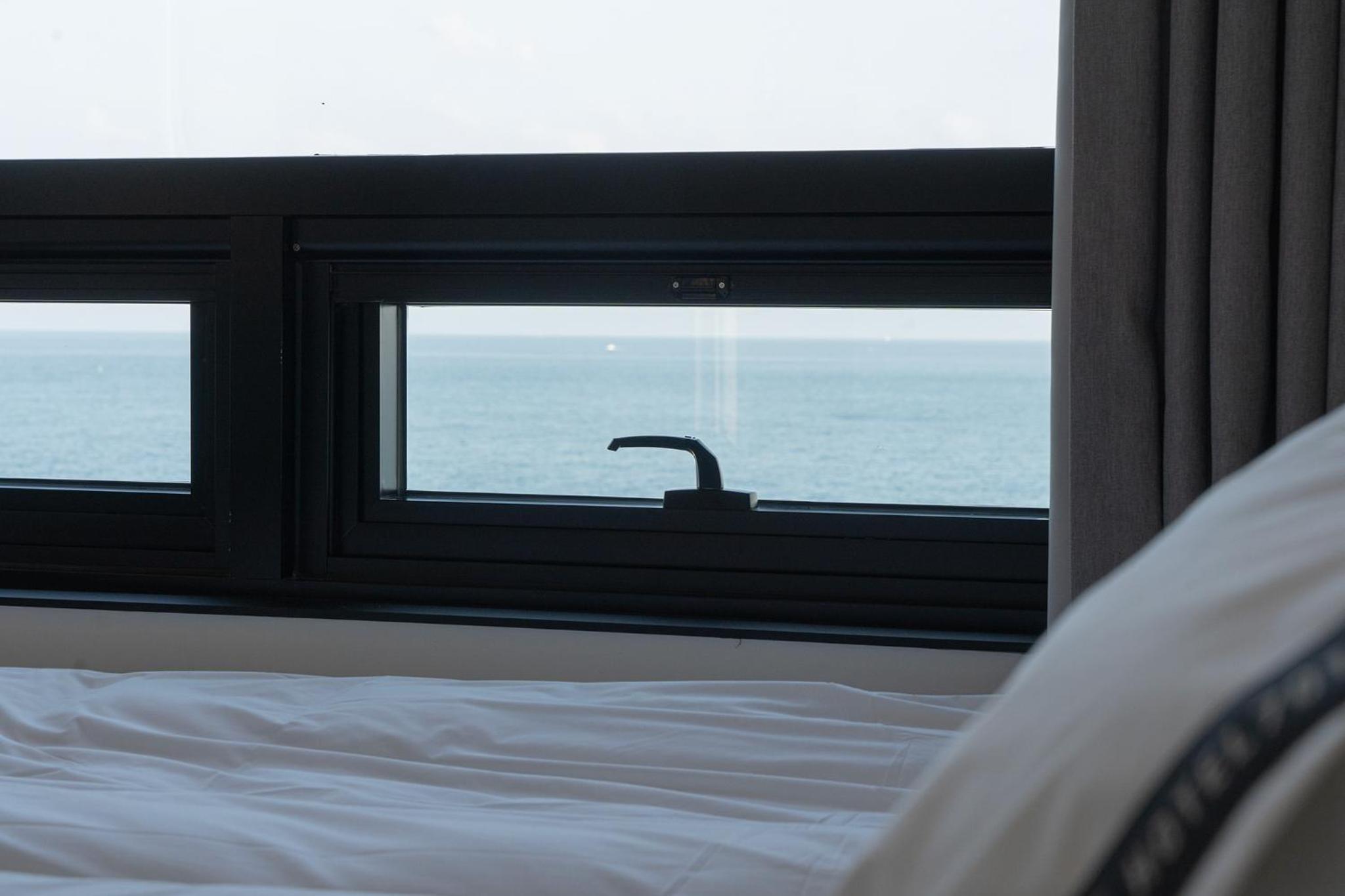 Deluxe Twin Room with Sea View - Photo 4