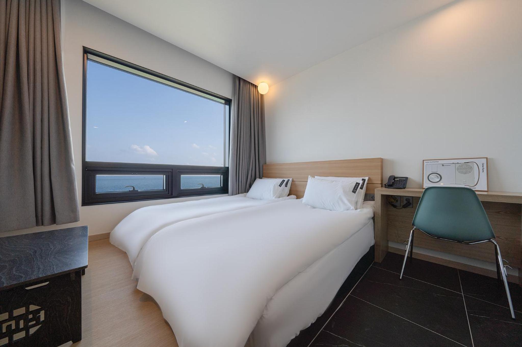 Deluxe Twin Room with Sea View - Photo 3