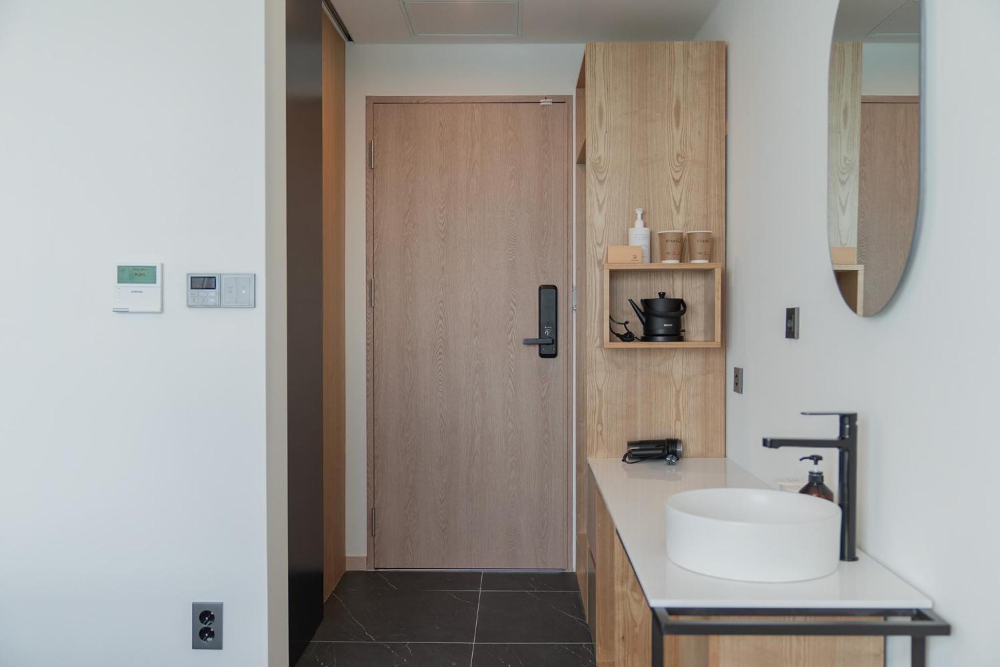Deluxe Twin Room with Sea View - Photo 8