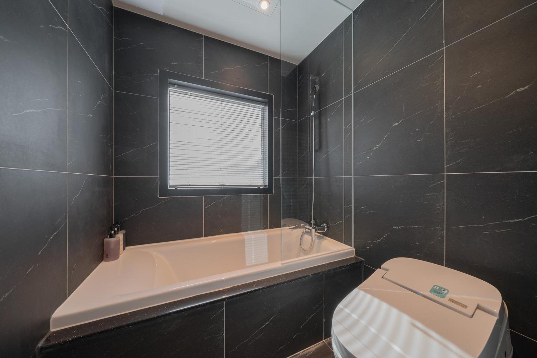 Deluxe Twin Room with Sea View - Photo 7