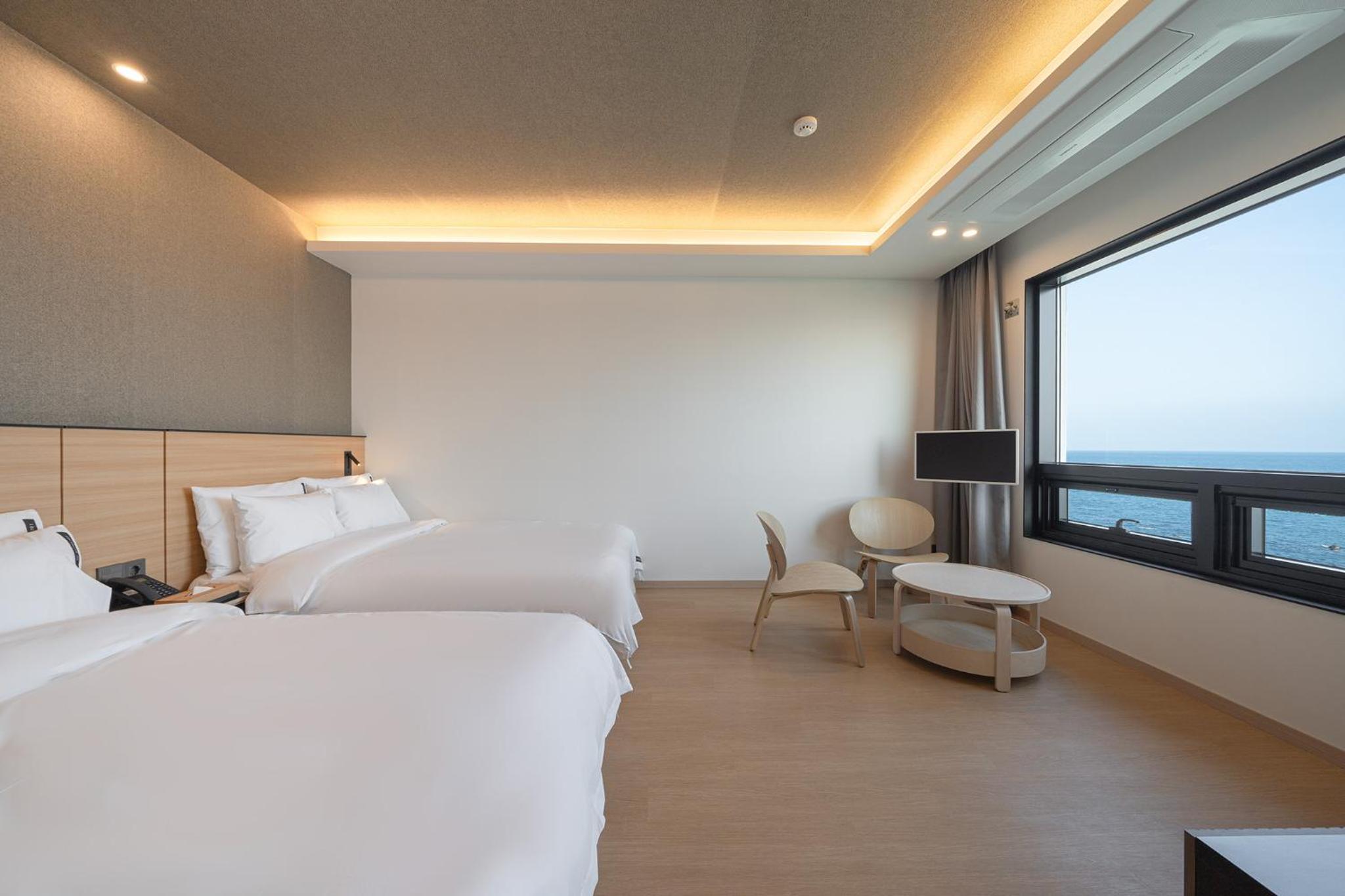 Family Suite with Sea View - Photo 1