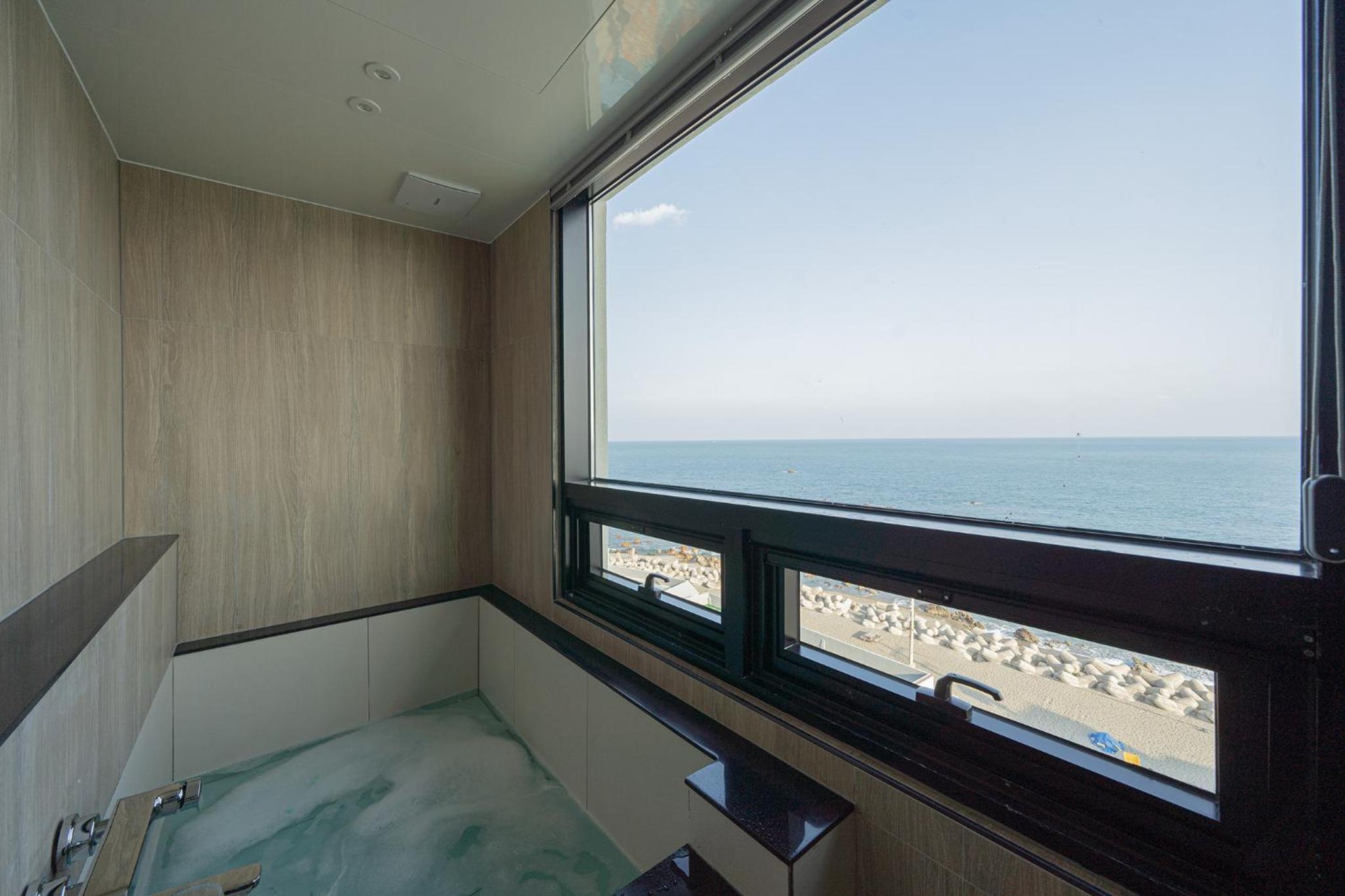 Family Suite with Sea View - Photo 4