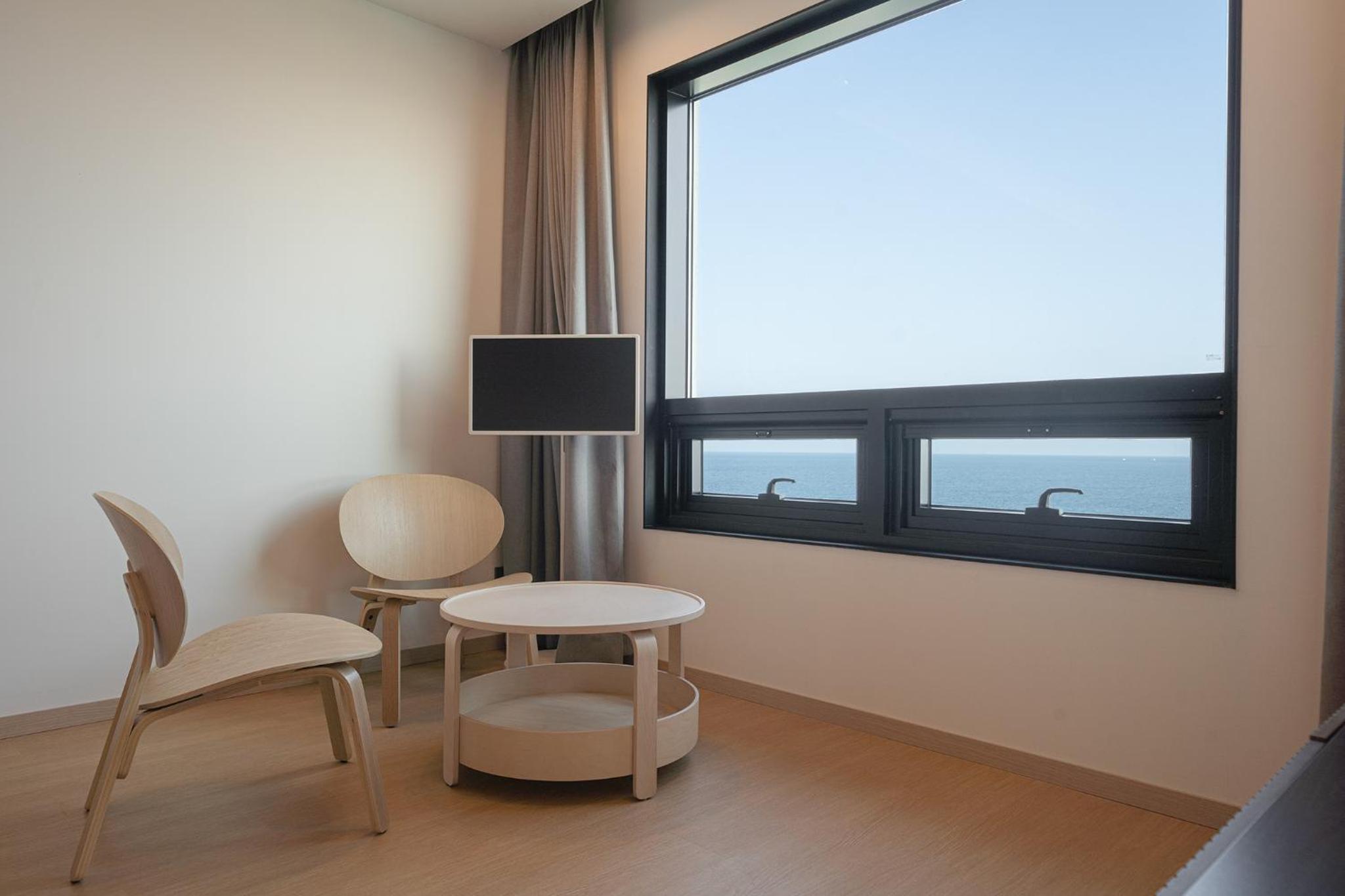 Family Suite with Sea View - Photo 8