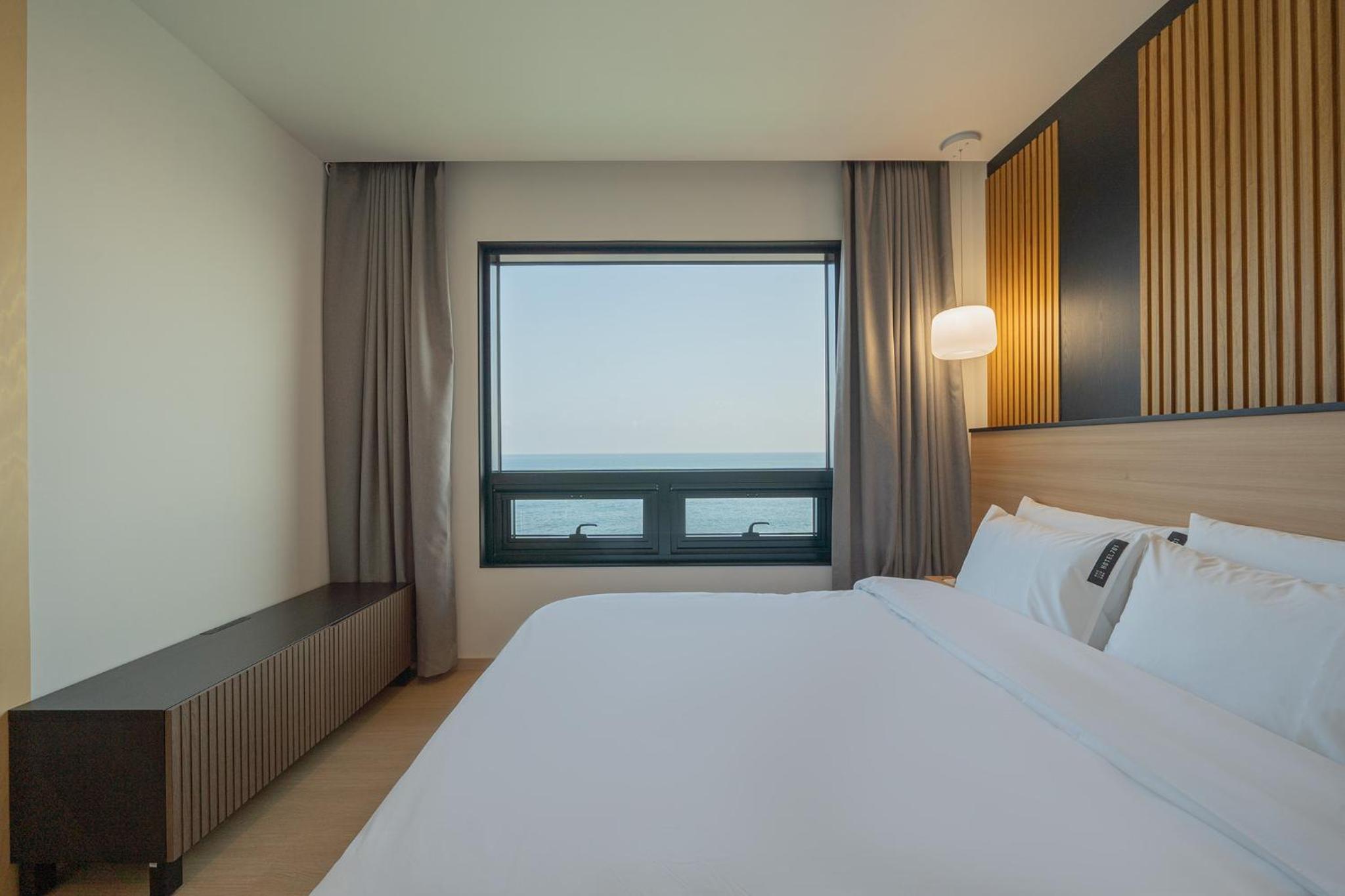 Premier Suite with Sea View  - Photo 3