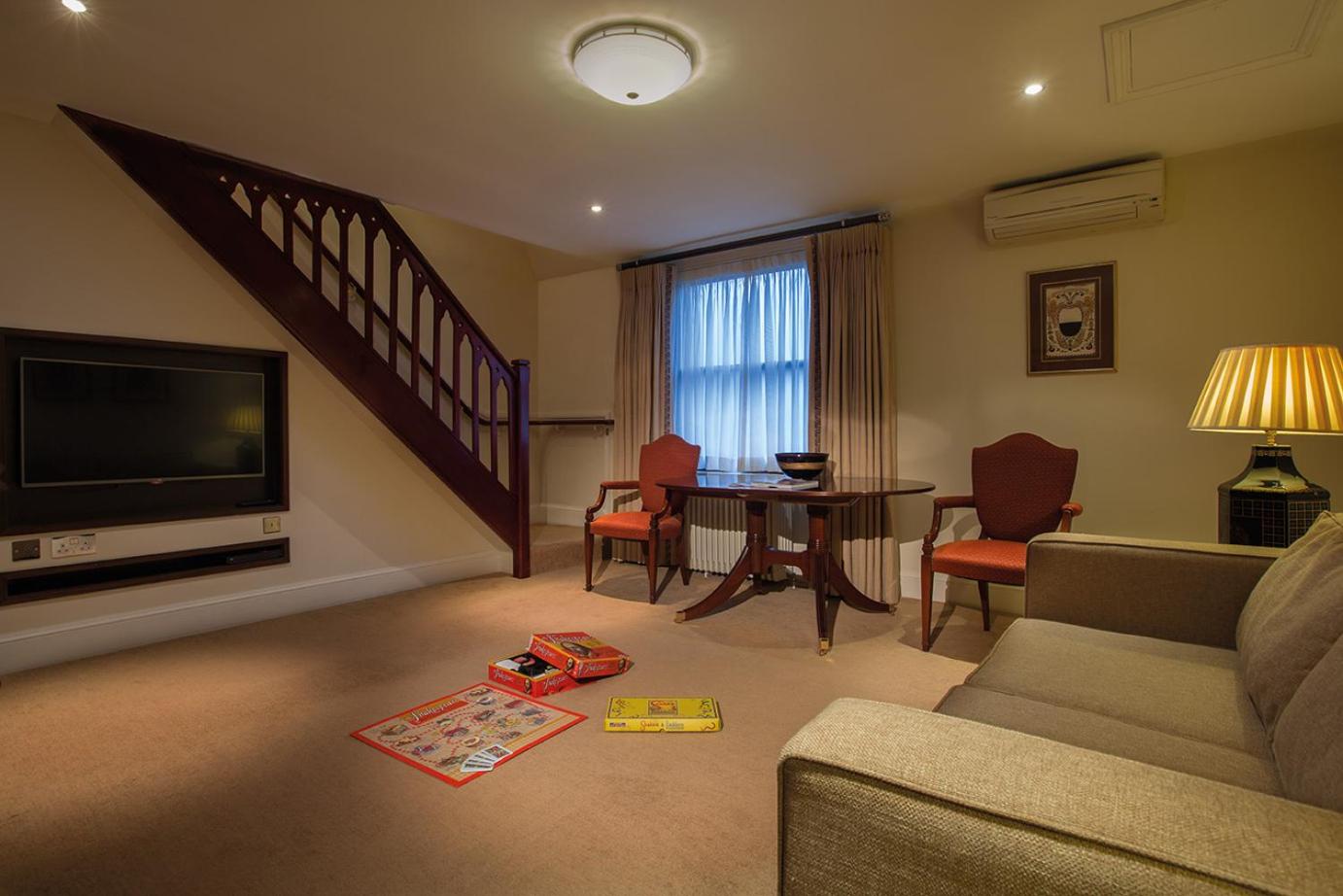 Superior Family Room - Photo 2