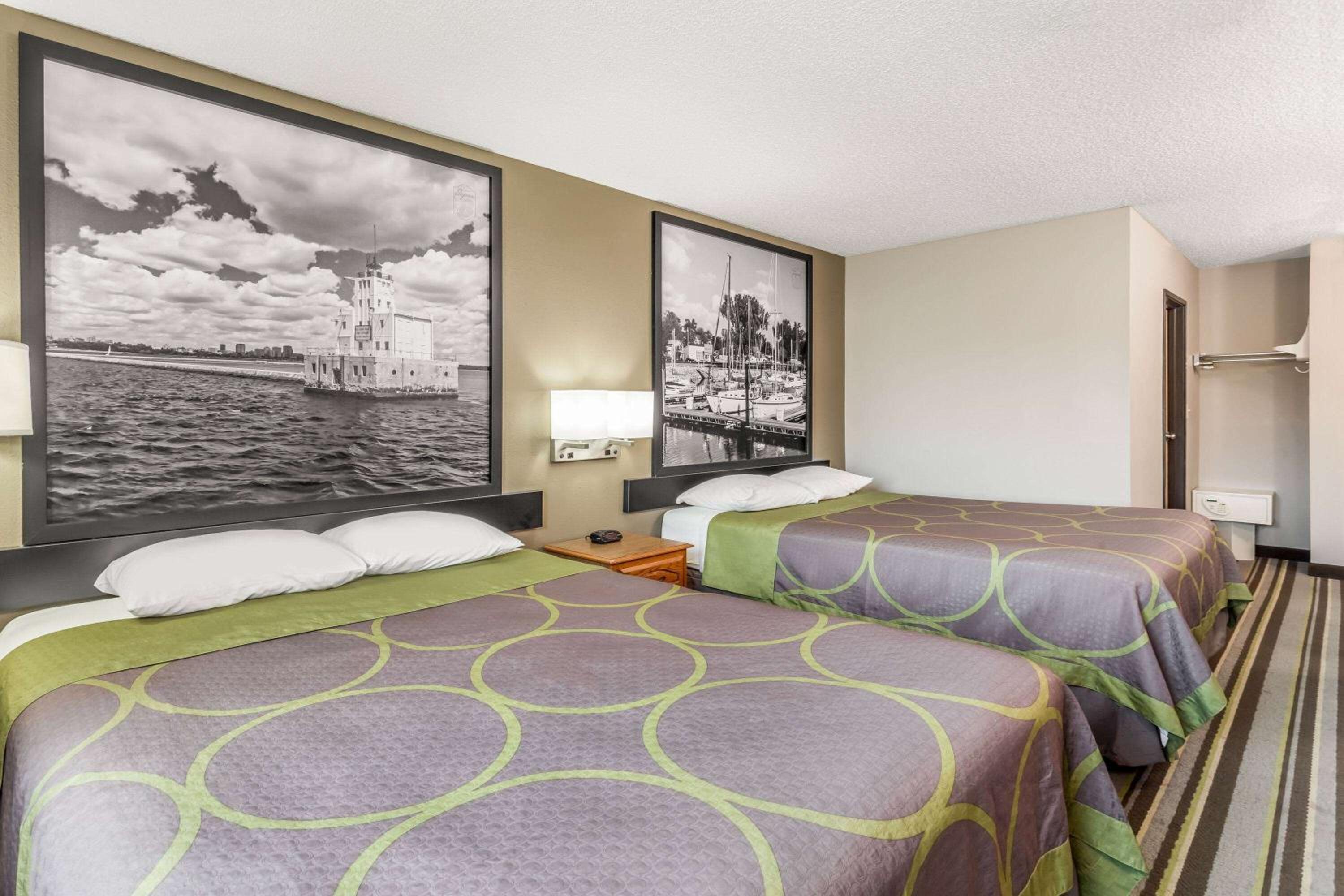 Queen Room with Two Queen Beds - Non-Smoking - Photo 1