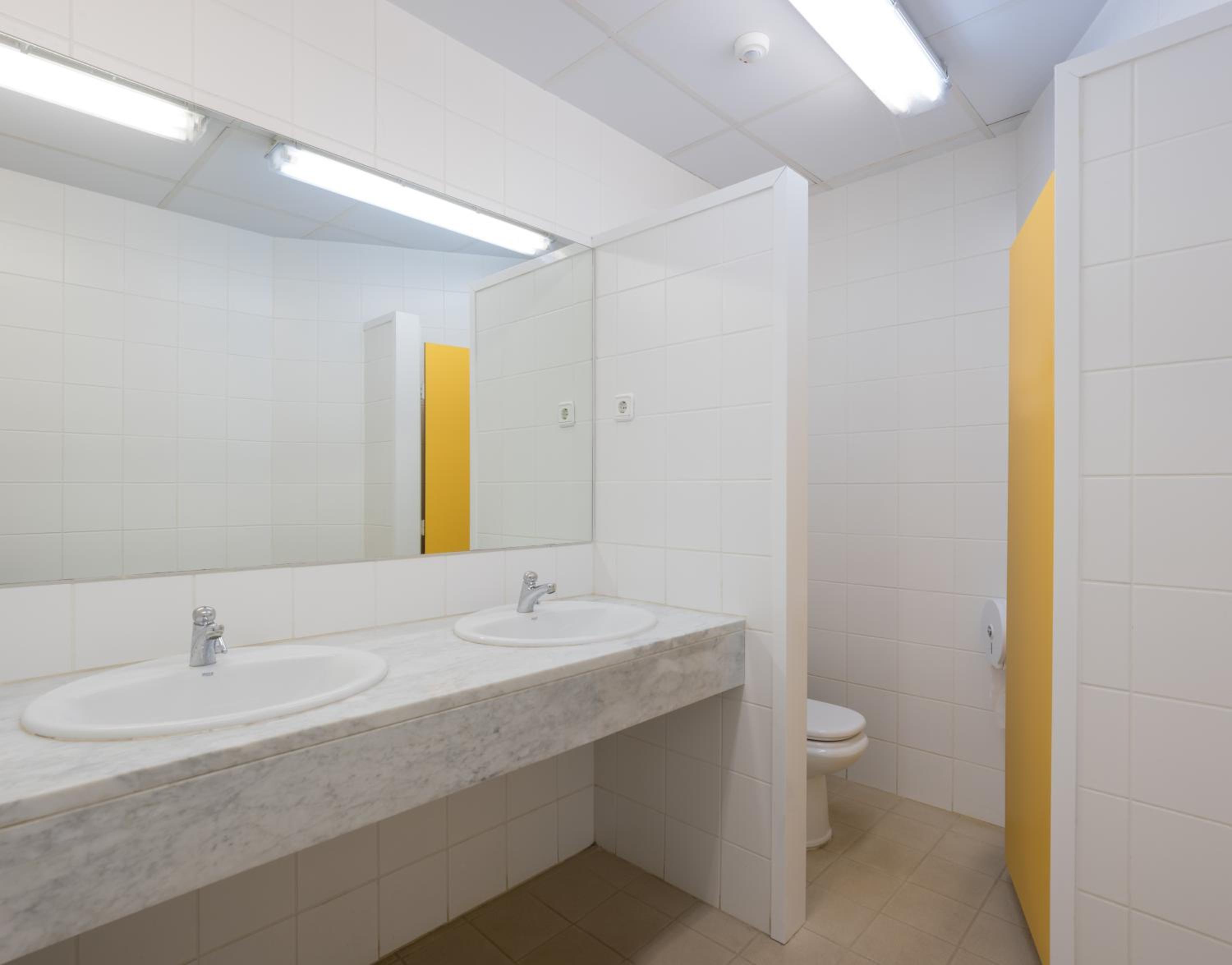Family Room with Shared Bathroom photo 2