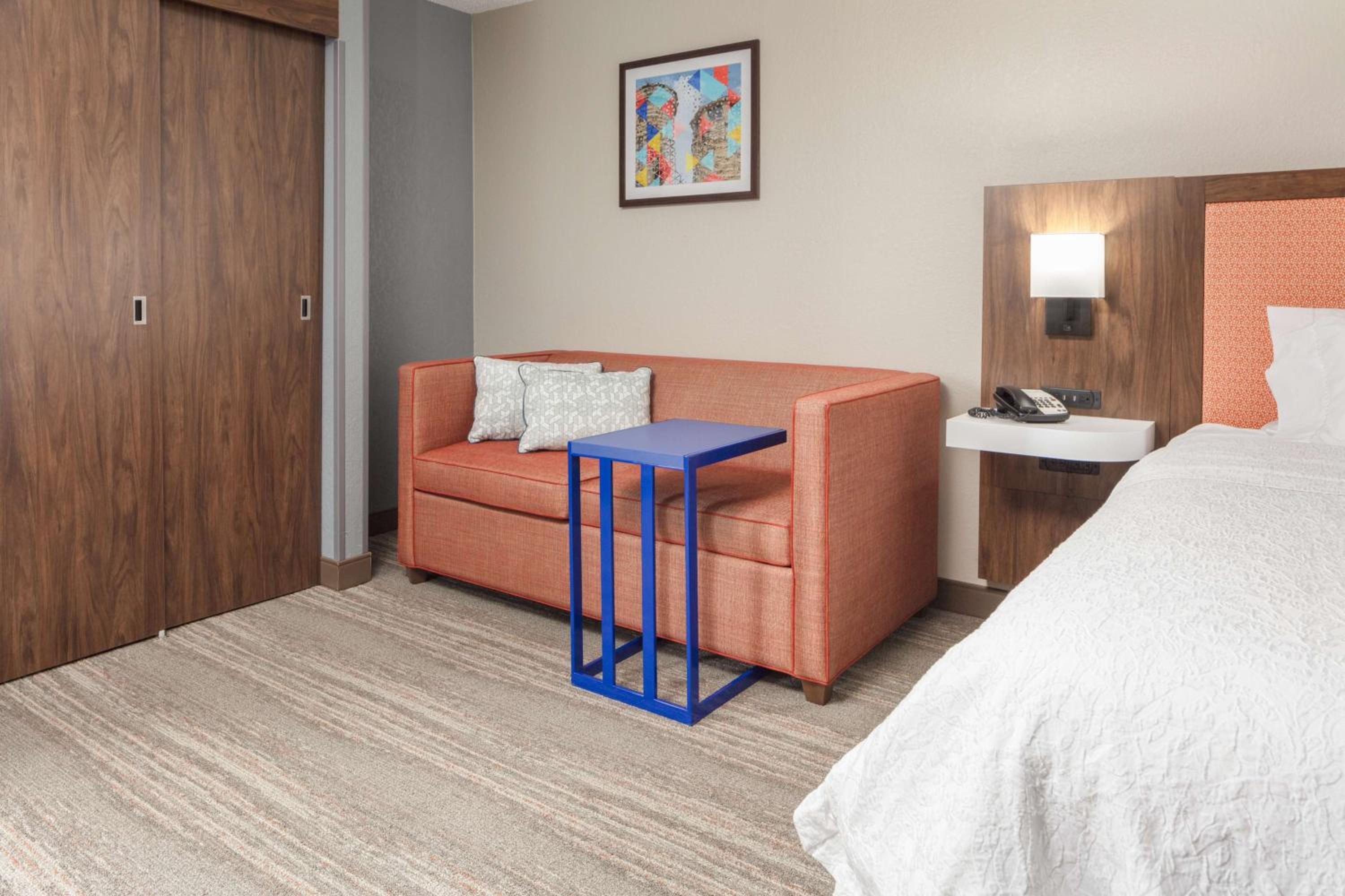 King Room with Sofa Bed and Study - Non-Smoking - Photo 3
