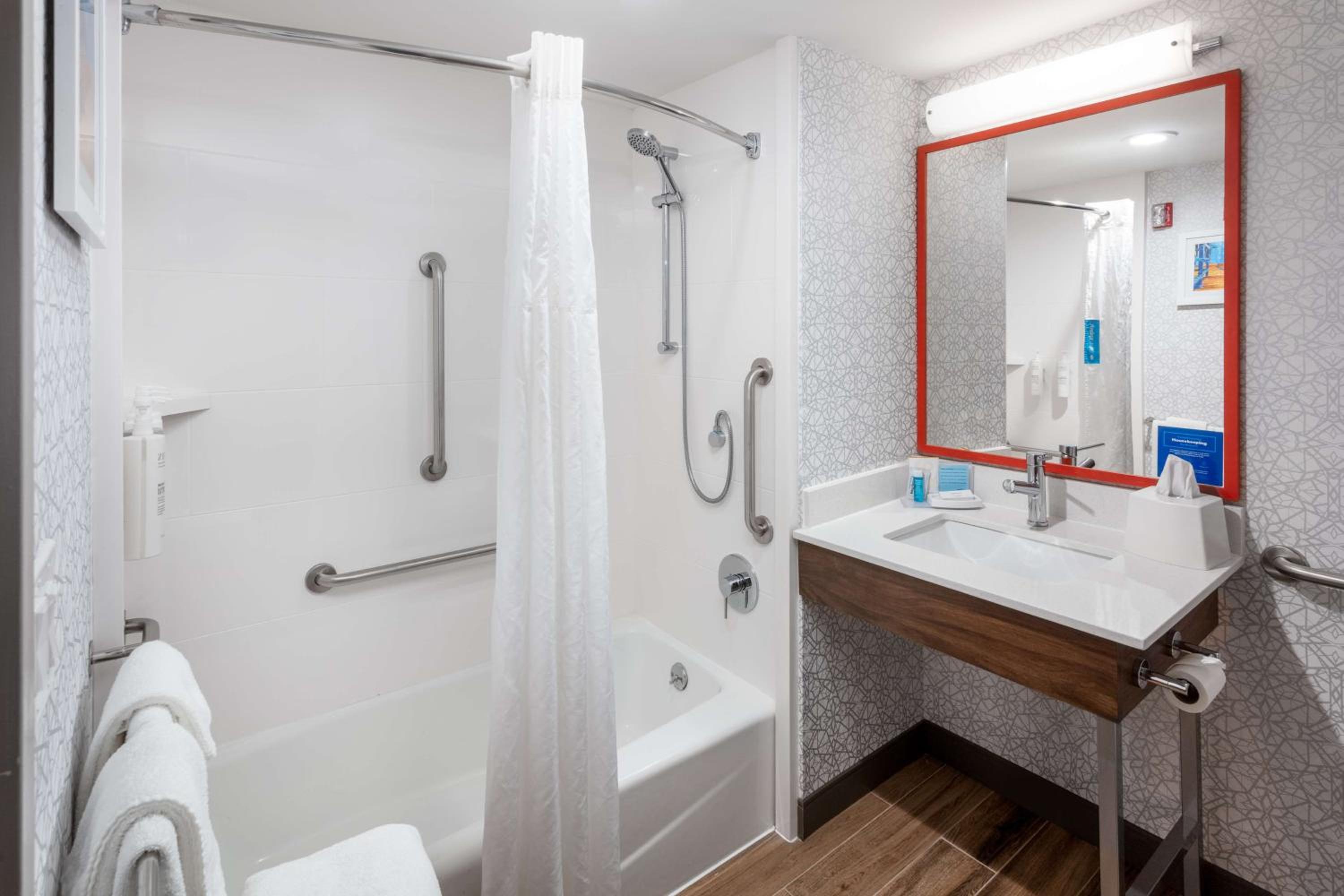 King Room with Accessible Tub - Mobility and Hearing Access/Non-Smoking - Photo 3