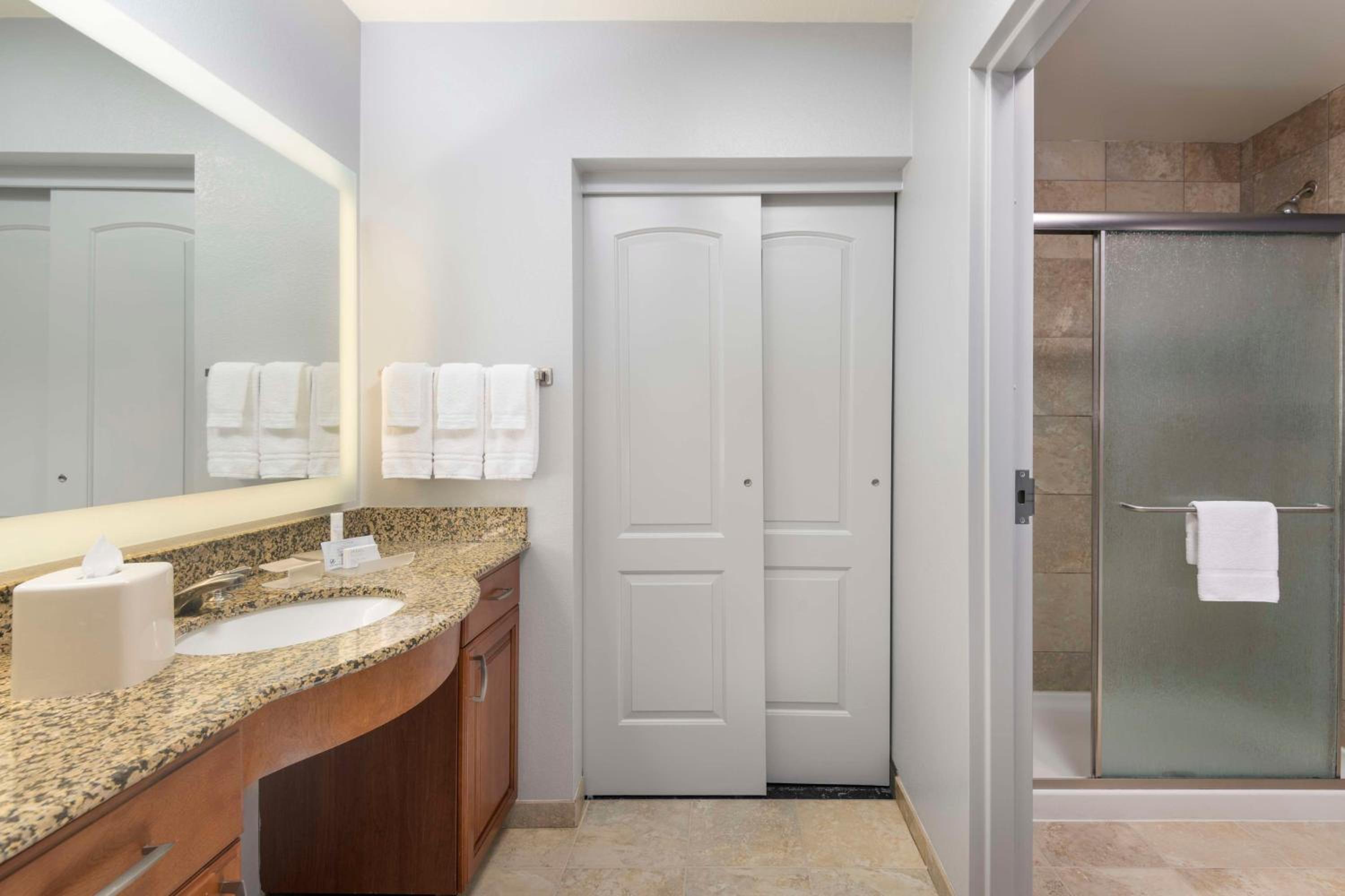 One-Bedroom King Suite - Non-Smoking - Photo 4