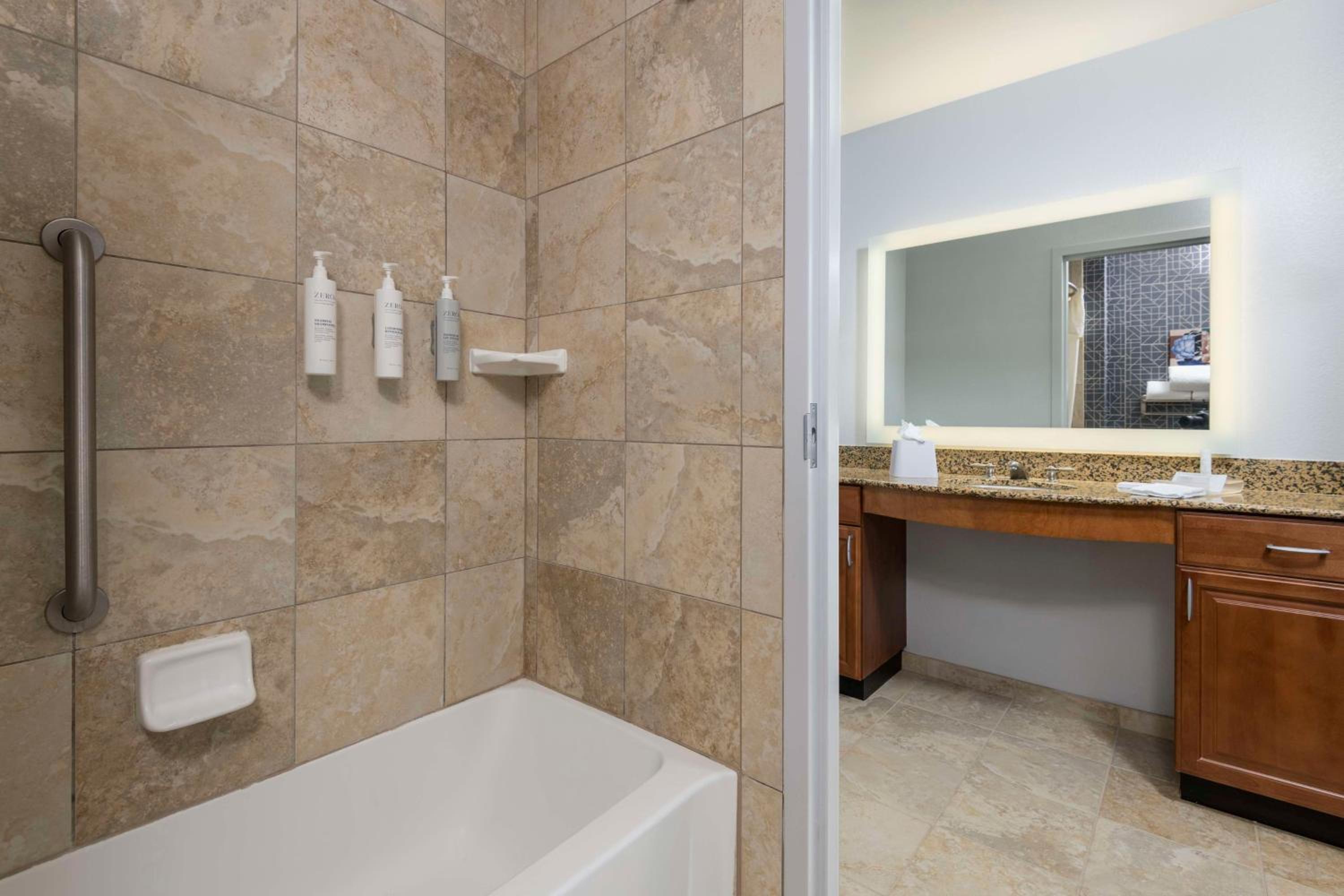 Two Bedroom Suite with One King and Two Queen Beds - Non-Smoking - Photo 2