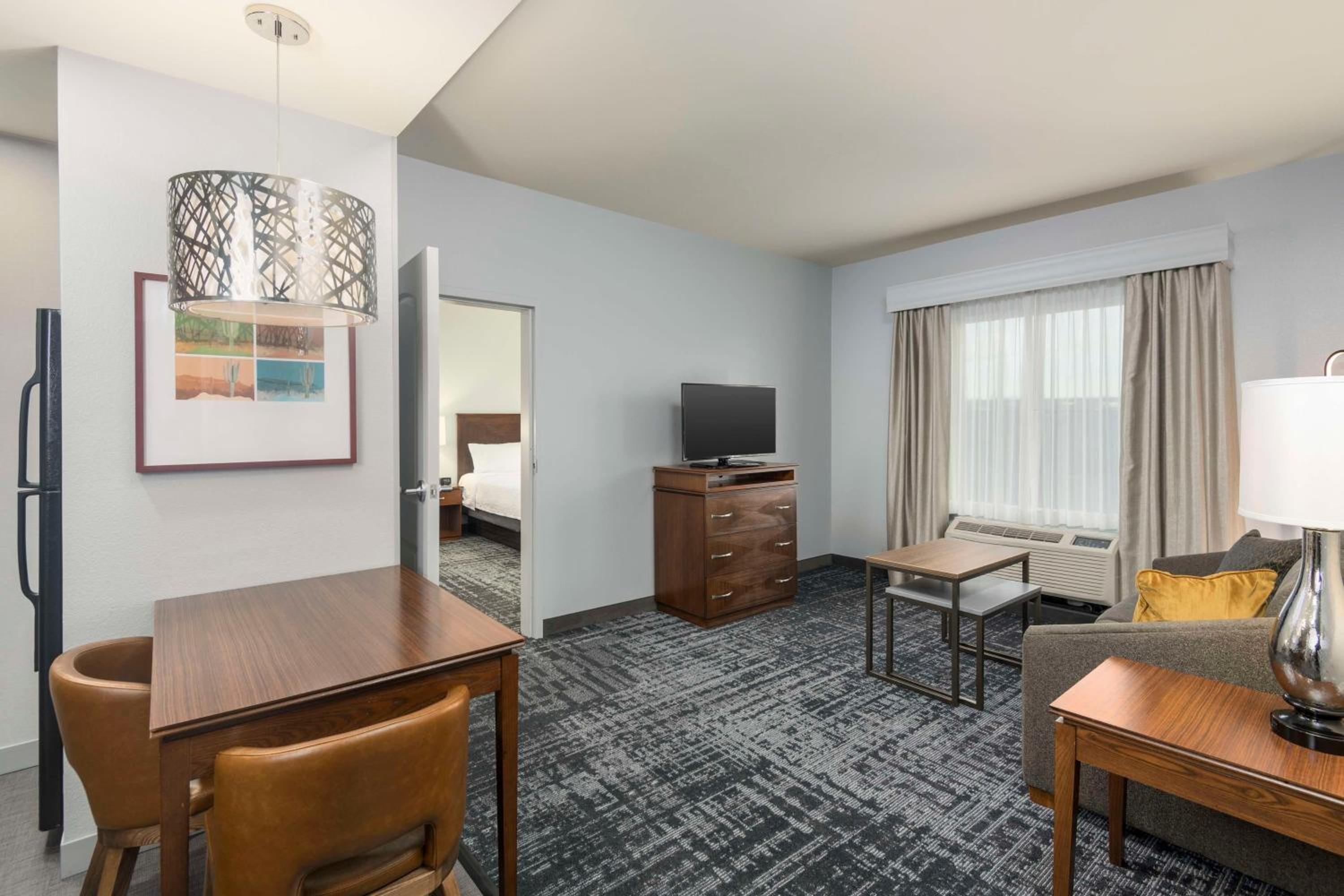 Two Bedroom Suite with One King and Two Queen Beds - Non-Smoking - Photo 3