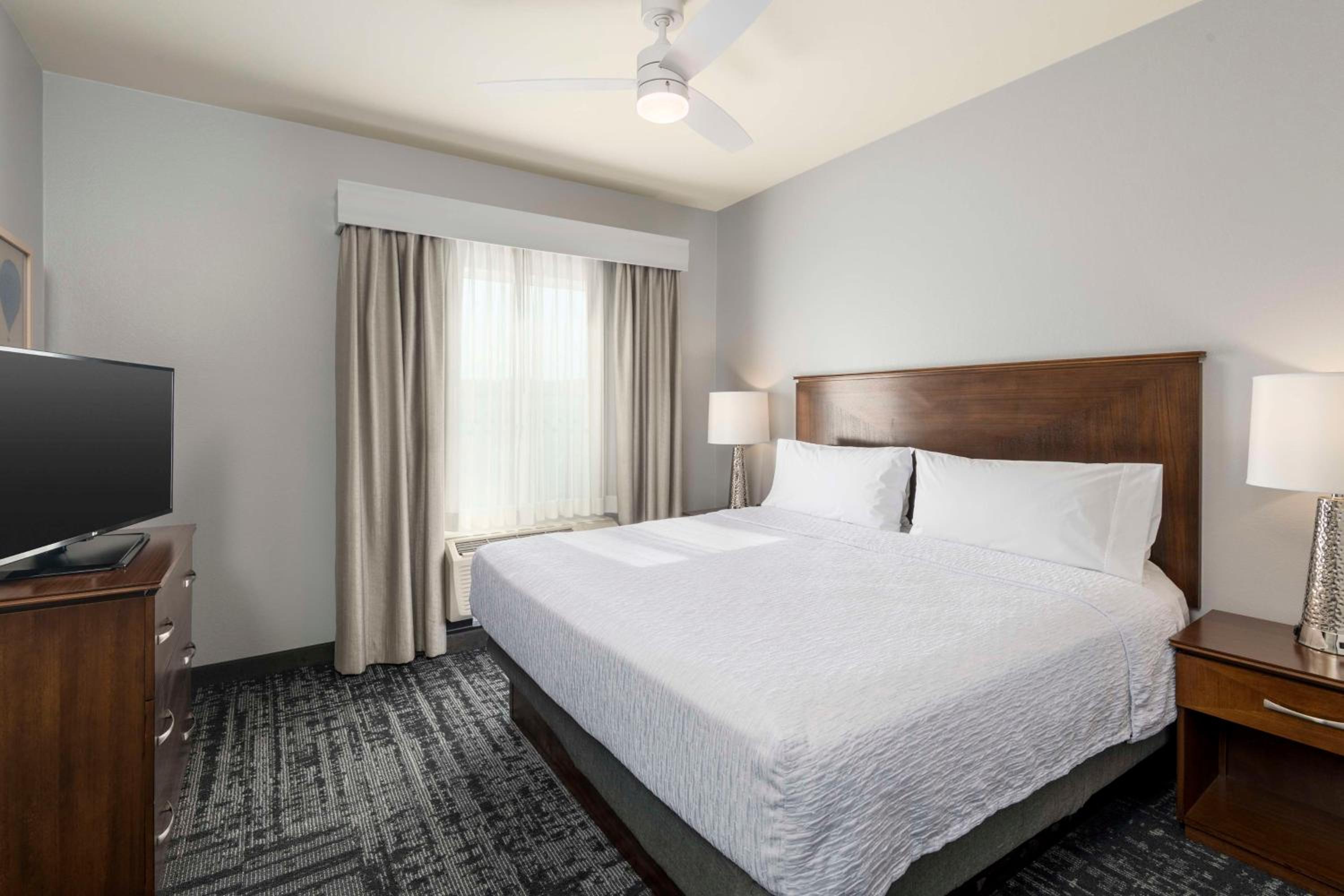 One-Bedroom King Suite - Non-Smoking - Photo 2