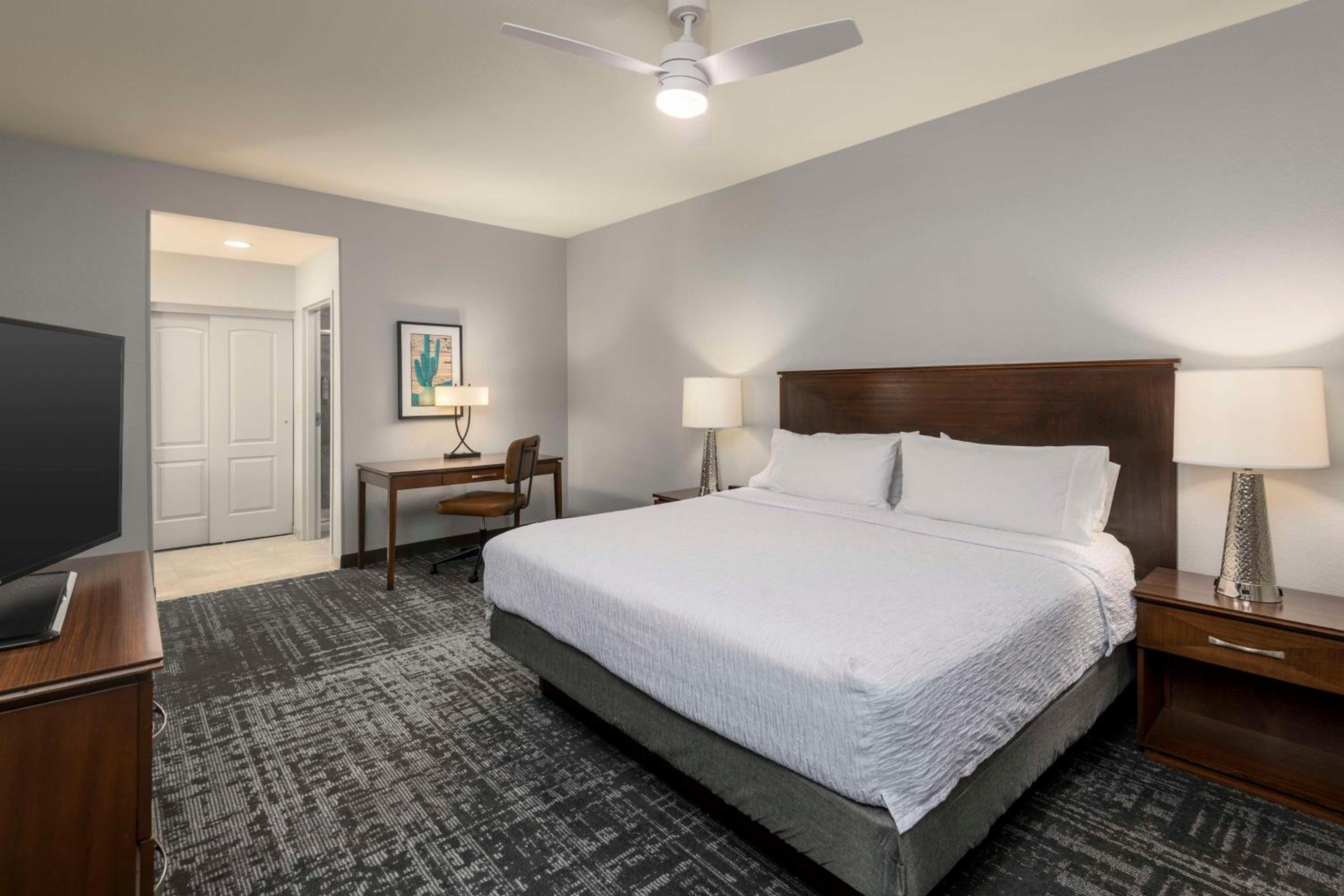 Two Bedroom Suite with One King and Two Queen Beds - Non-Smoking - Photo 6