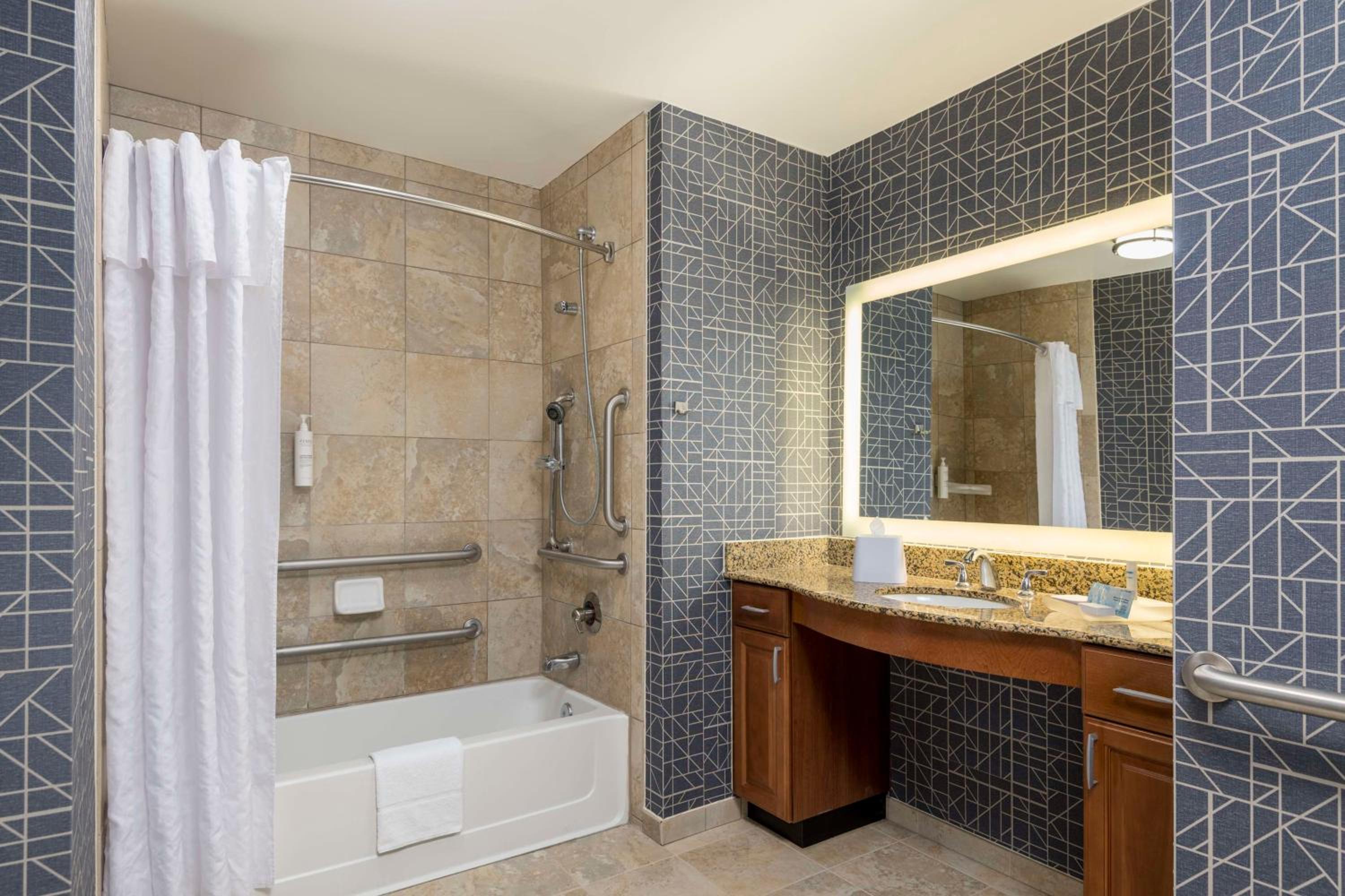 King Suite - Mobility Access/Non-Smoking - Photo 4