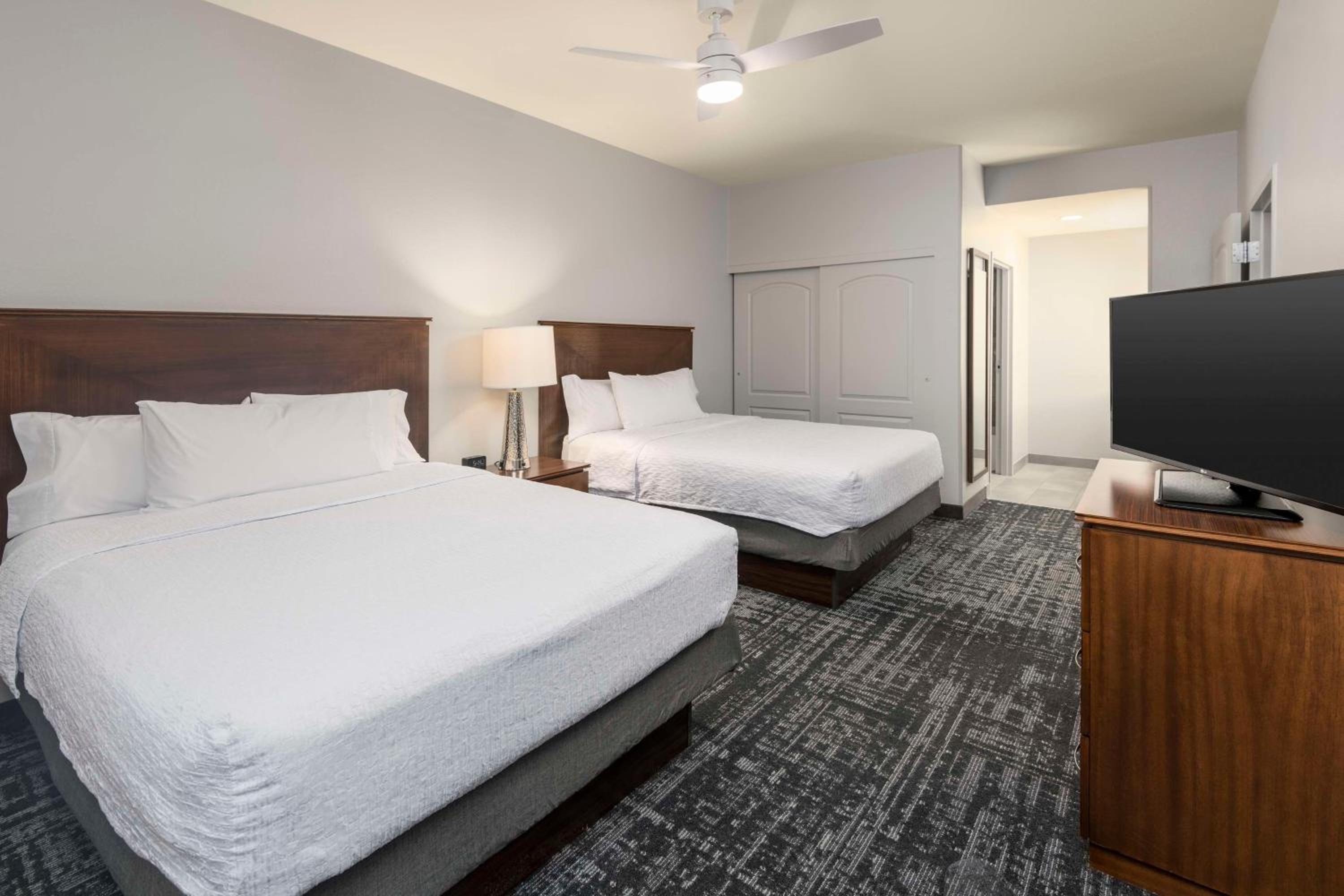 Two Bedroom Suite with One King and Two Queen Beds - Non-Smoking - Photo 7