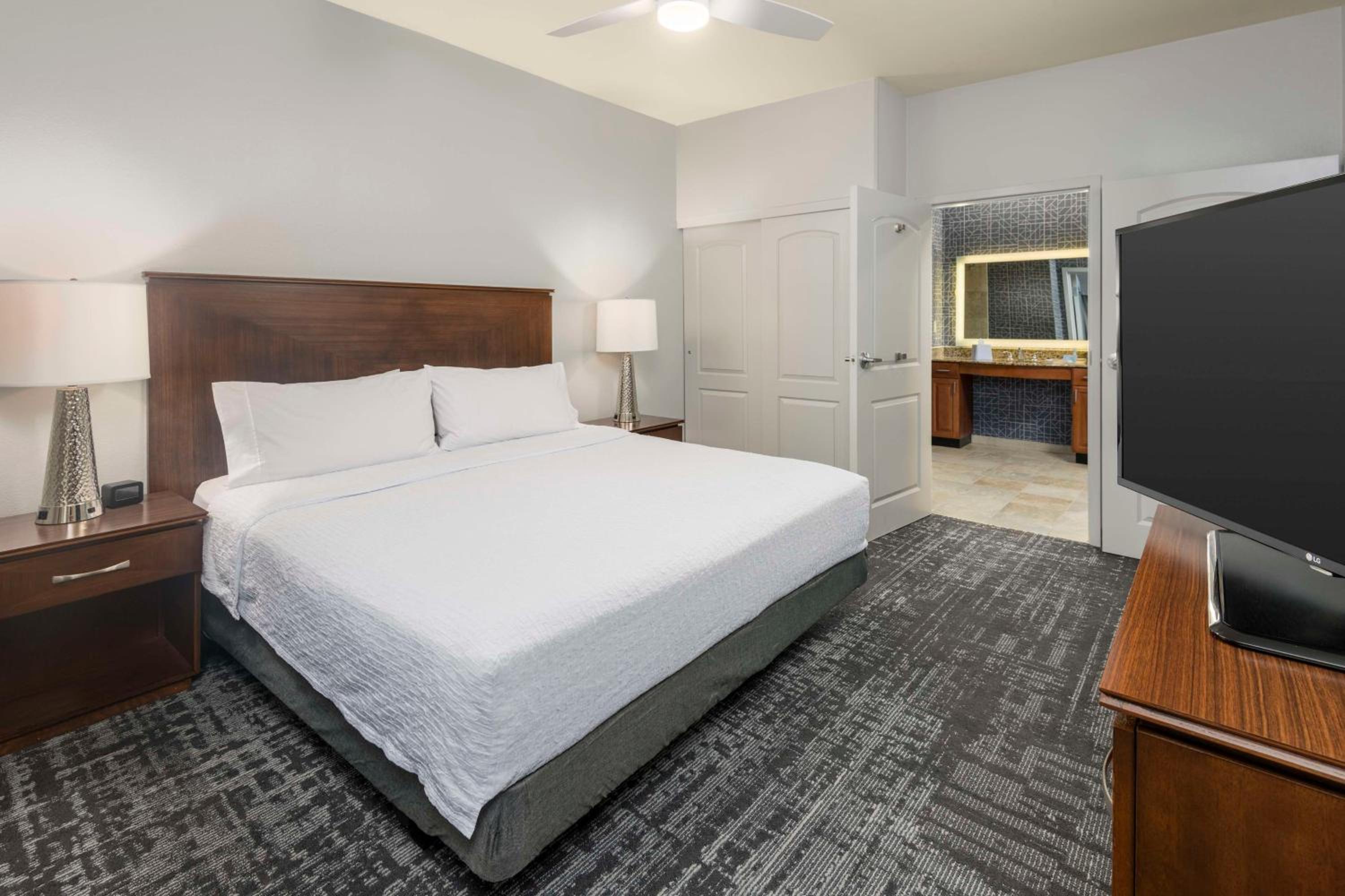 King Suite - Mobility Access/Non-Smoking - Photo 3