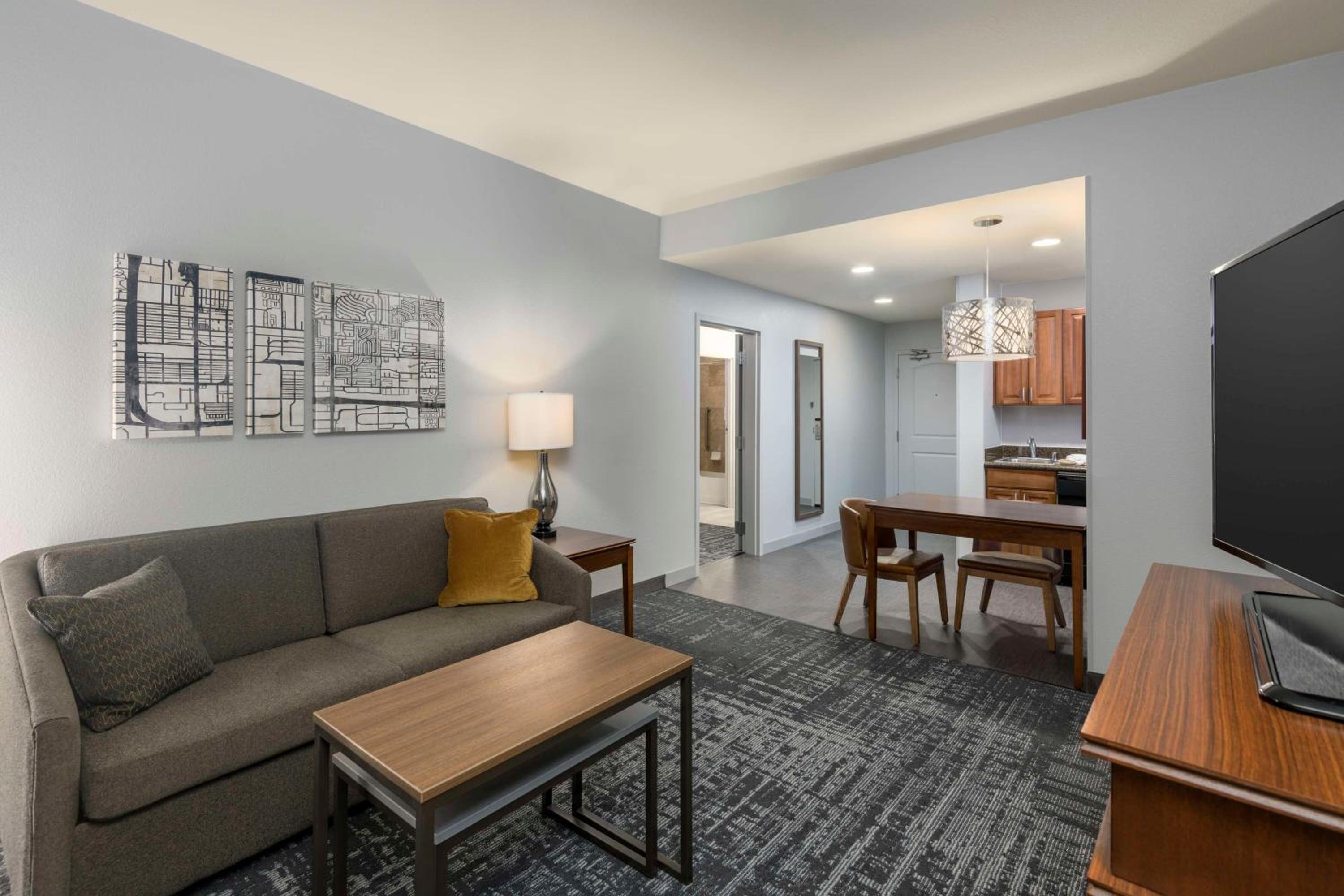 Two Bedroom Suite with One King and Two Queen Beds - Non-Smoking - Photo 1