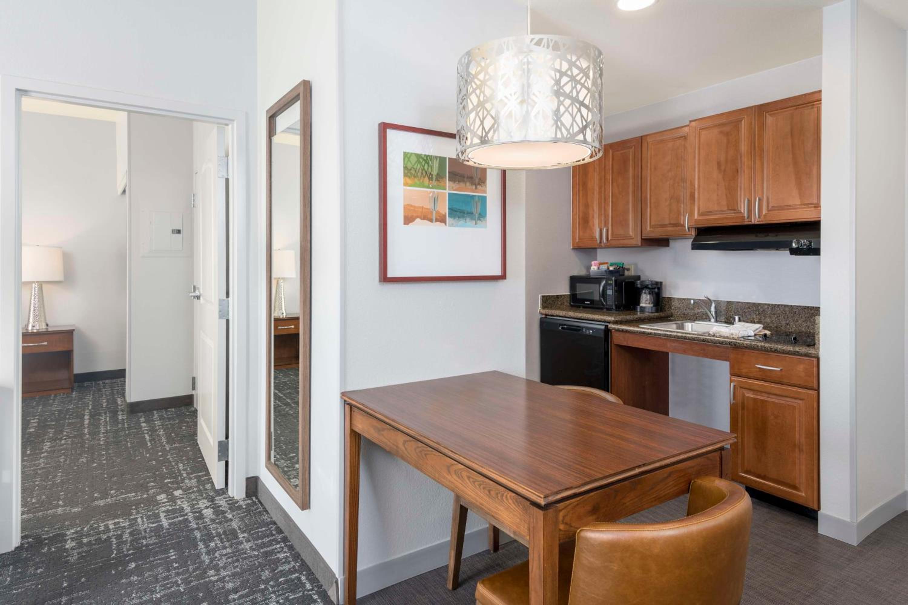 King Suite - Mobility Access/Non-Smoking - Photo 2