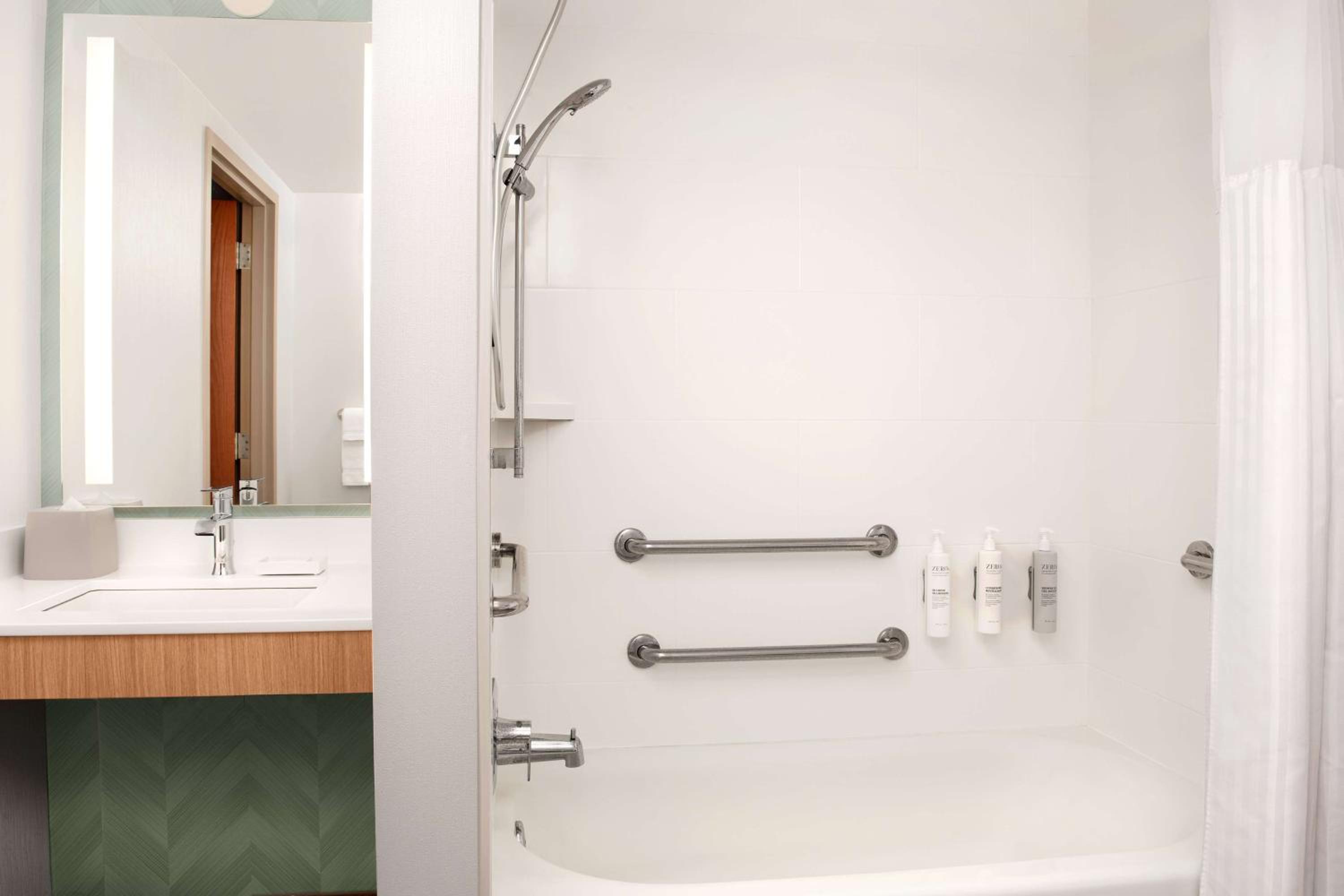 Double Room with Bath Tub - Mobility/Hearing Accessible - Photo 4