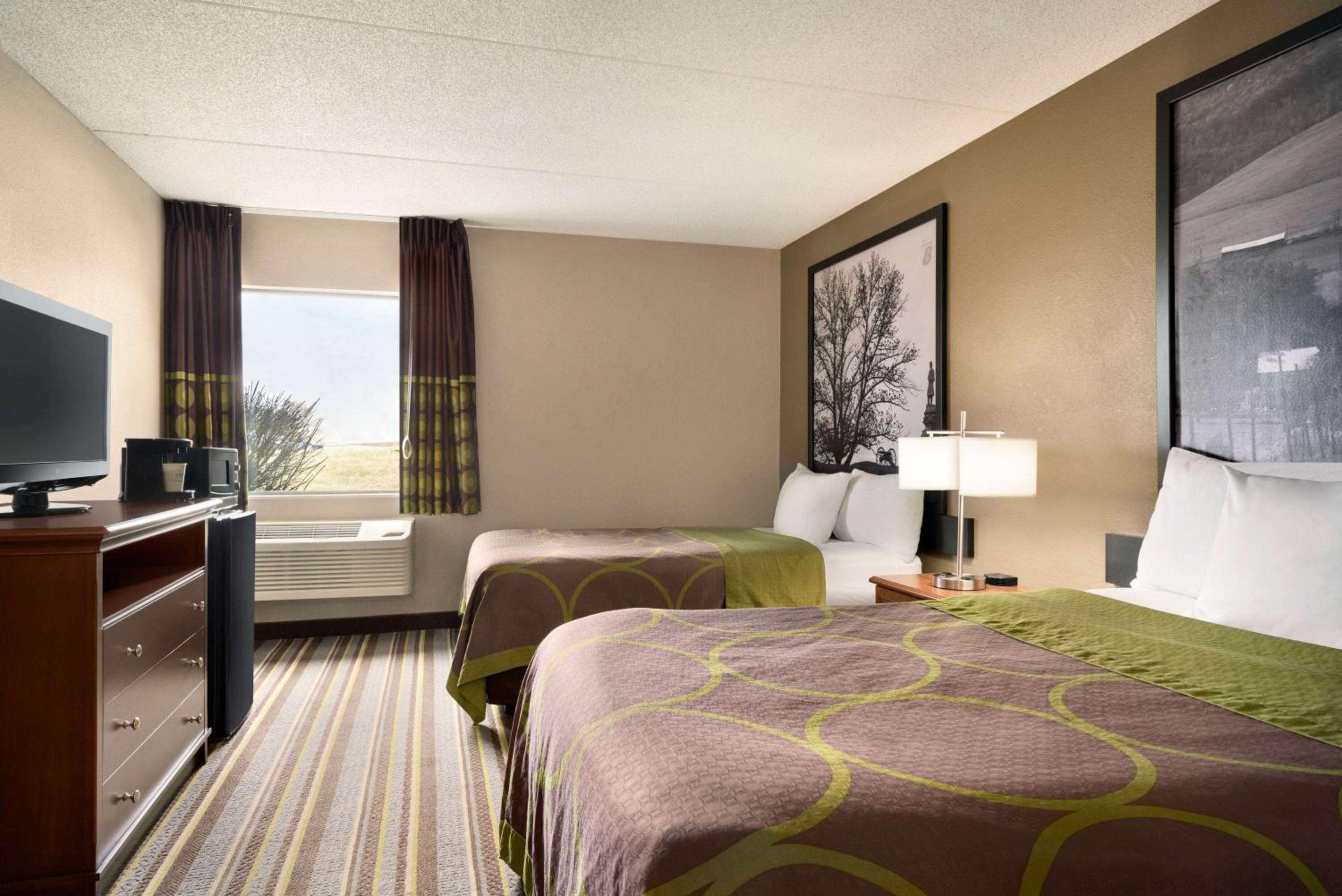 Queen Room with Two Queen Beds - Non-Smoking - Photo 6