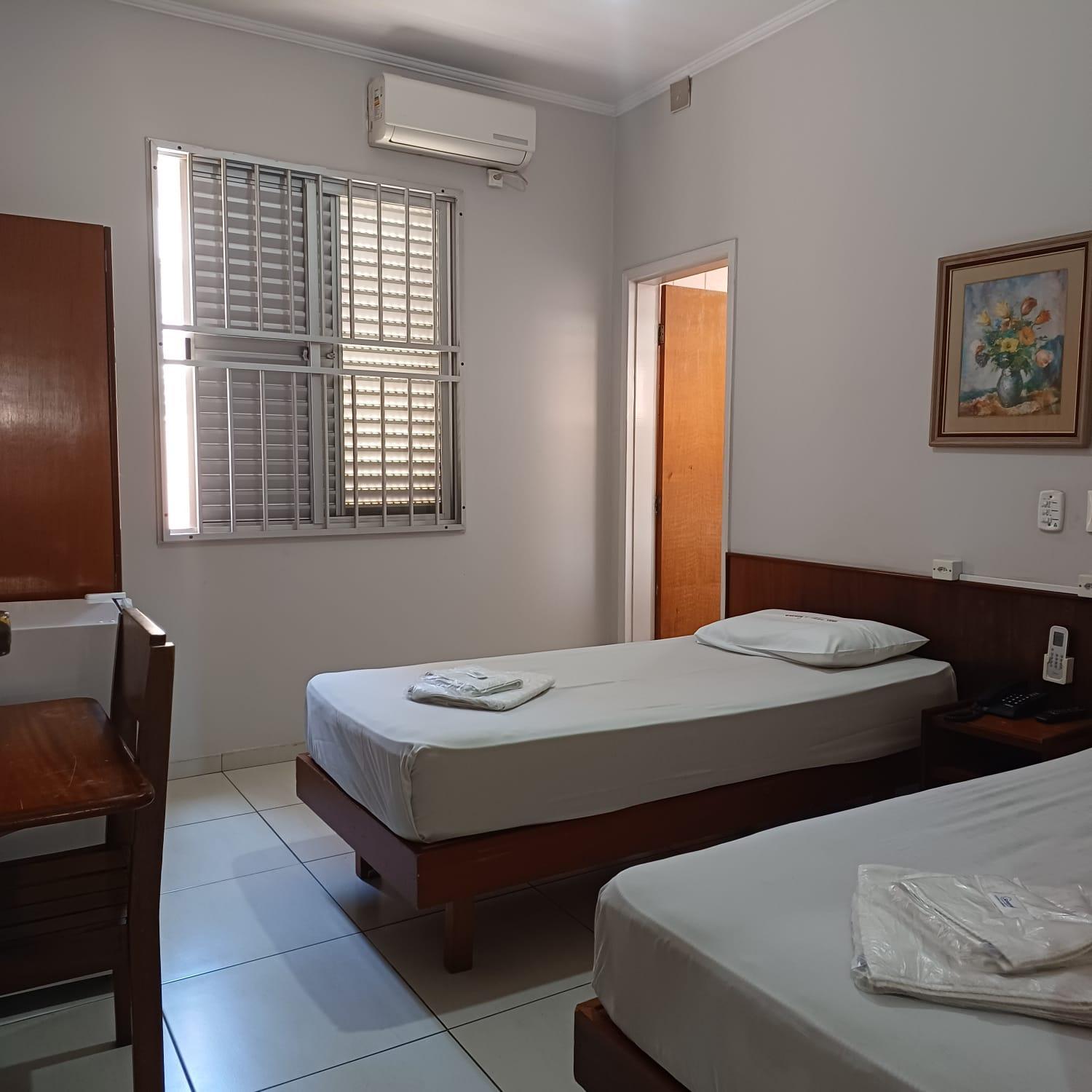 Quarto Duplo com Cama de Casal ou 2 de Solteiro com Banheiro Externo Compartilhado photo 3