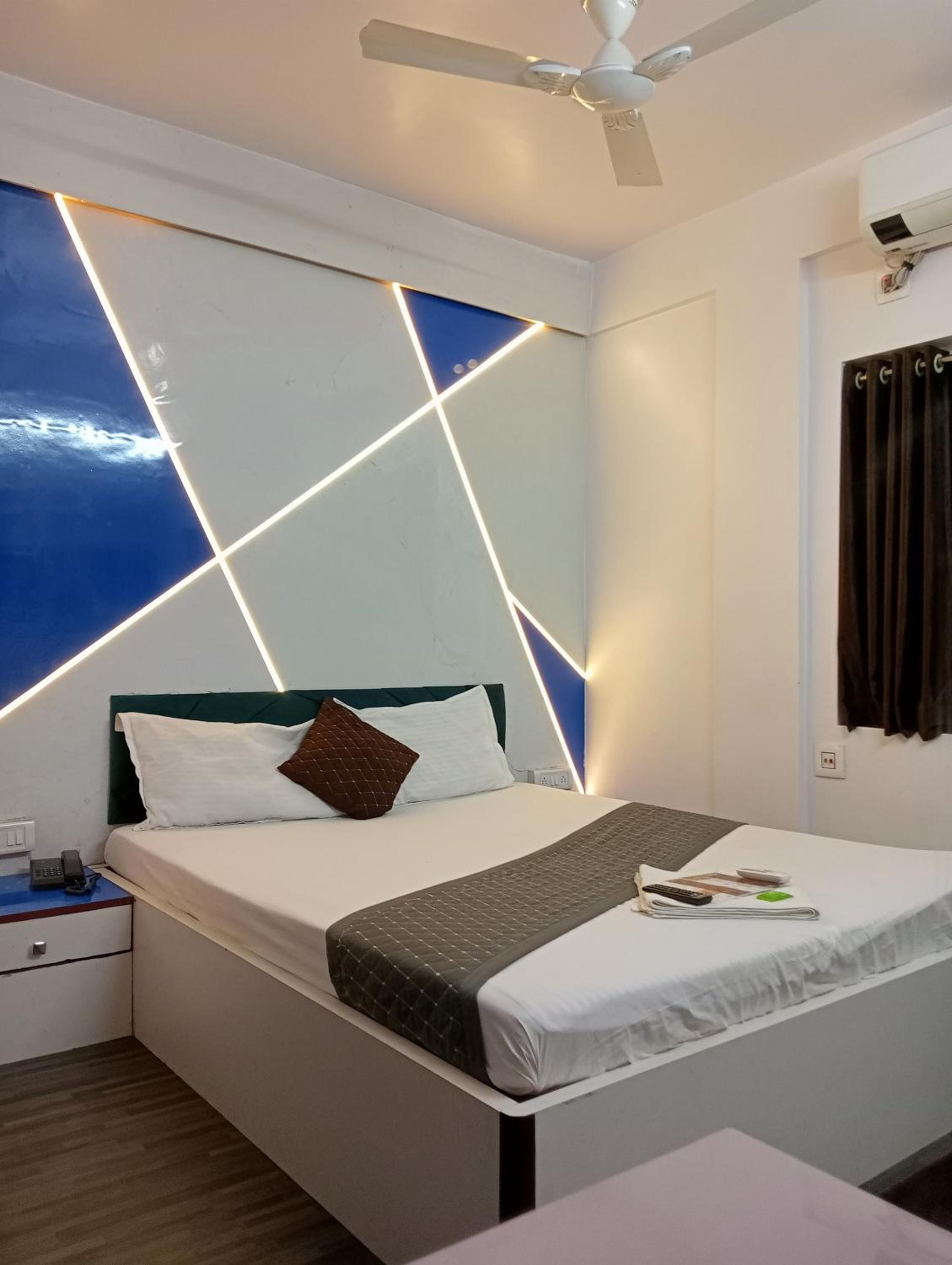 Deluxe Double Room (2 Adults + 1 Child)