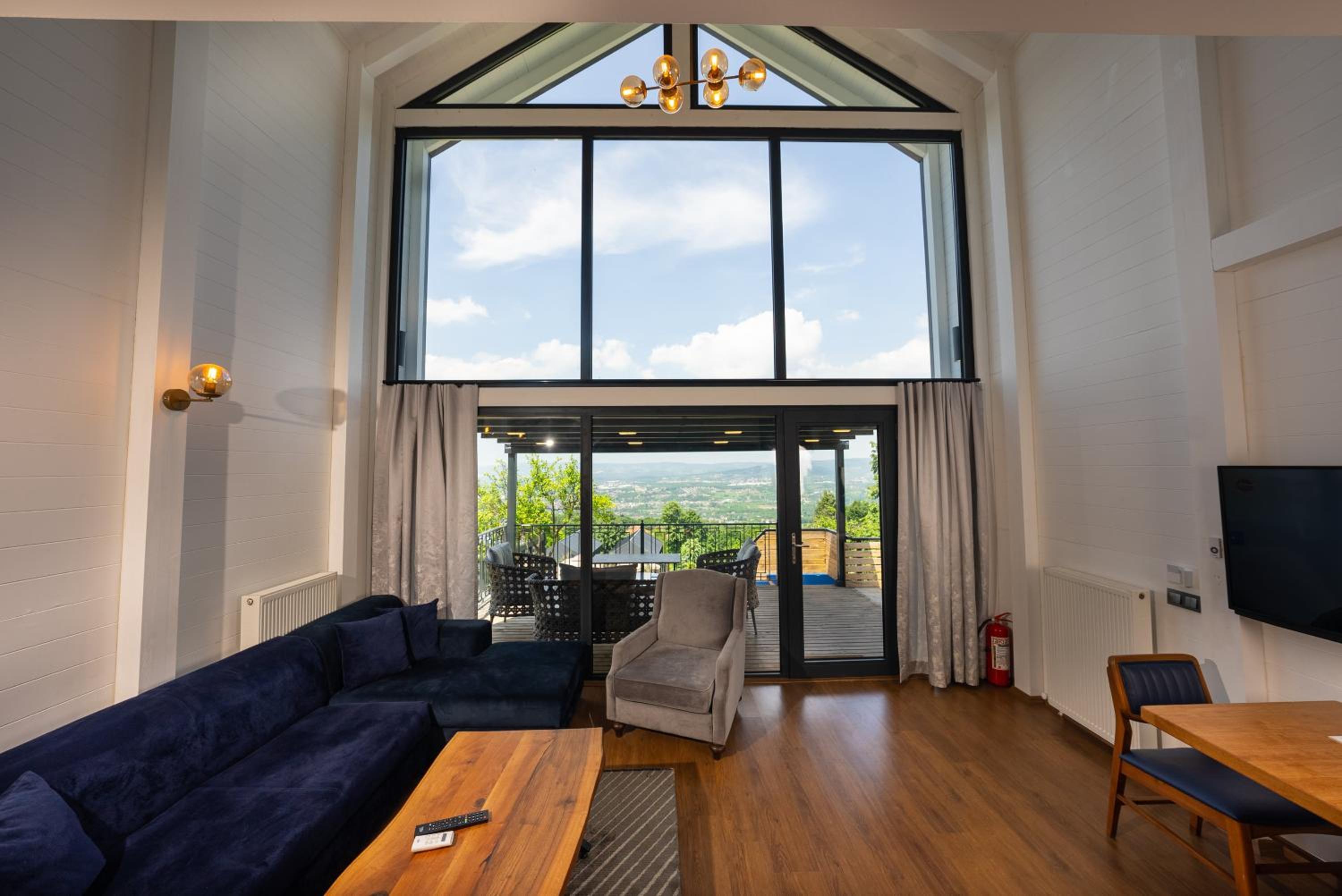 Suite with Mountain View - Photo 9