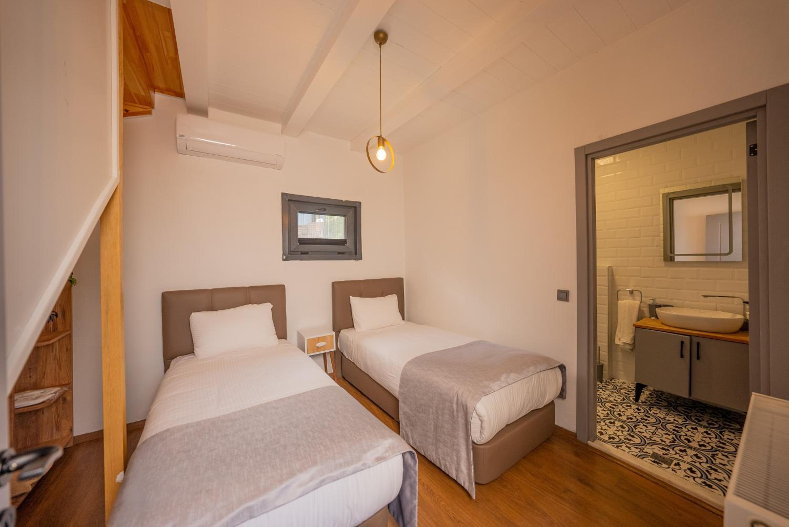 Suite with Mountain View - Photo 3