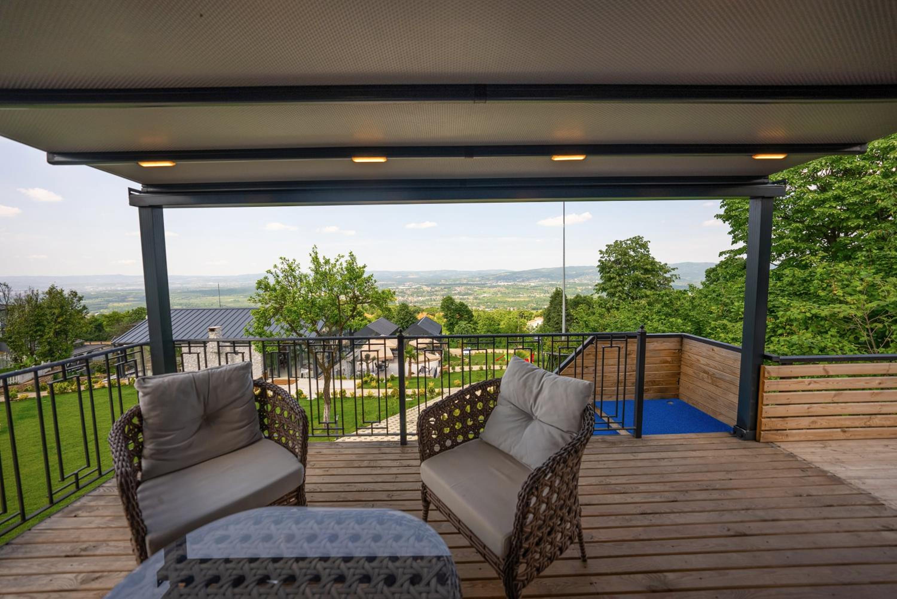 Suite with Mountain View - Photo 11