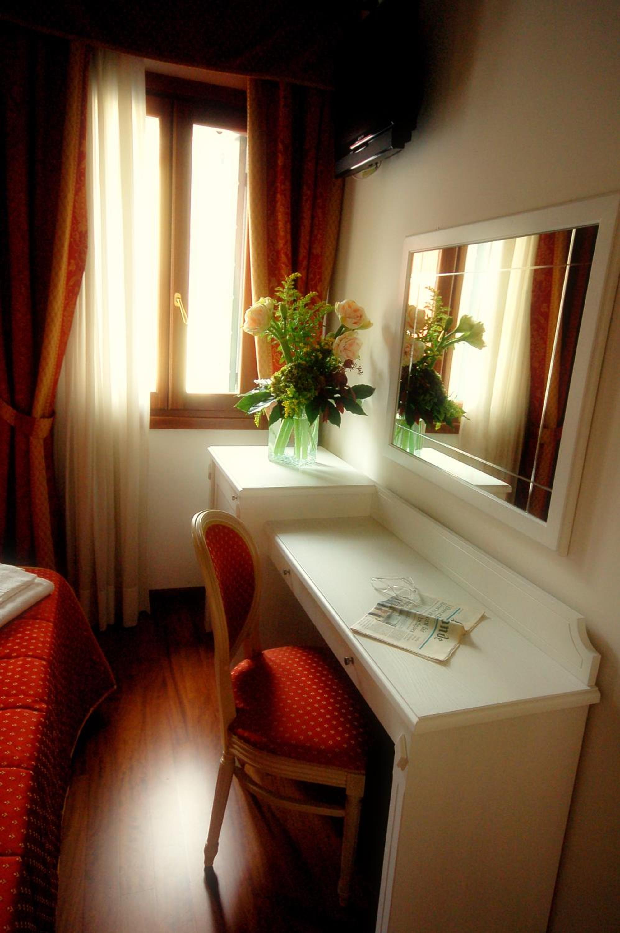 Double or Twin Room with Private Bathroom photo 3