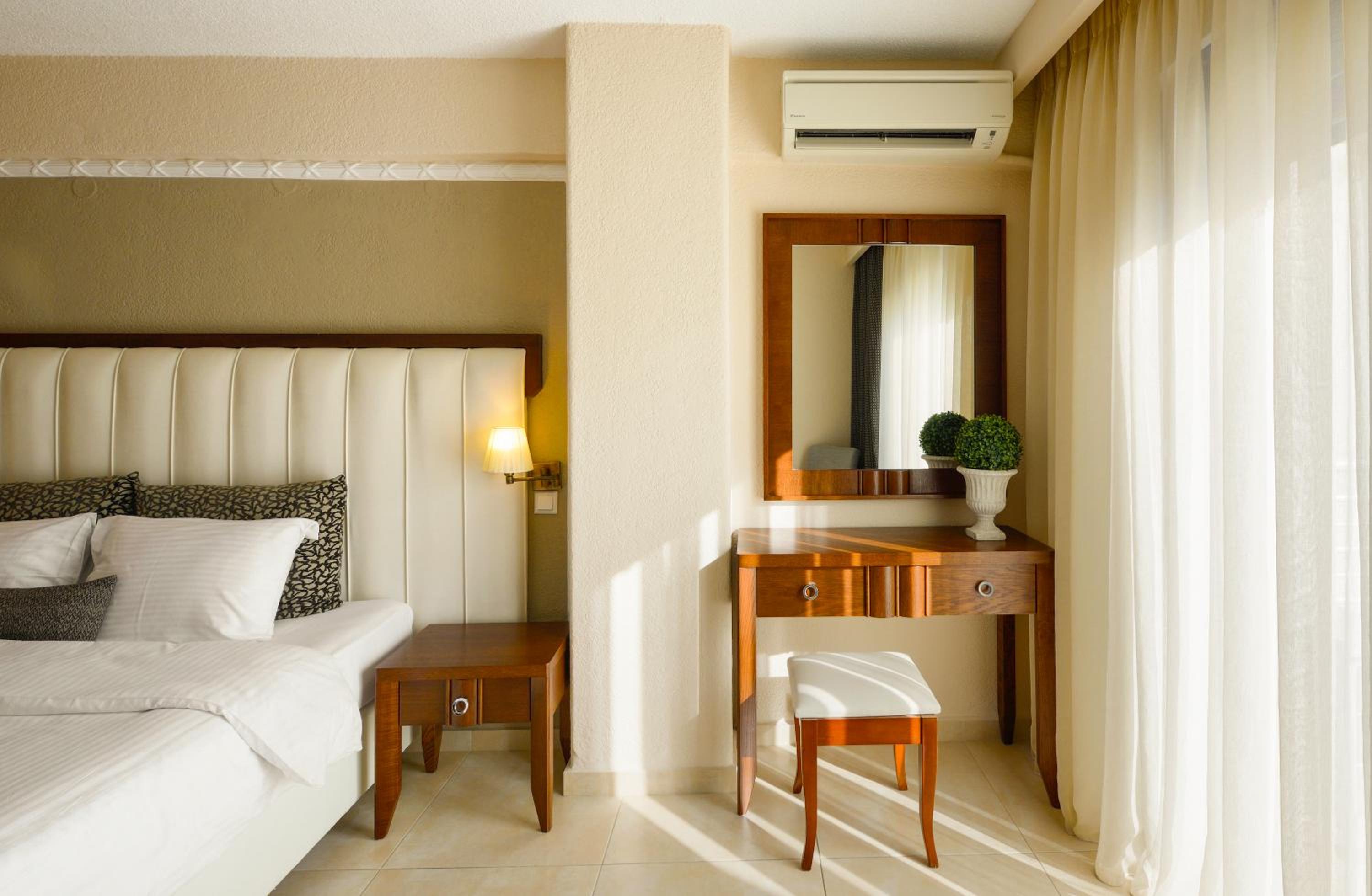 Superior Double Room with Partial Sea View - Photo 2