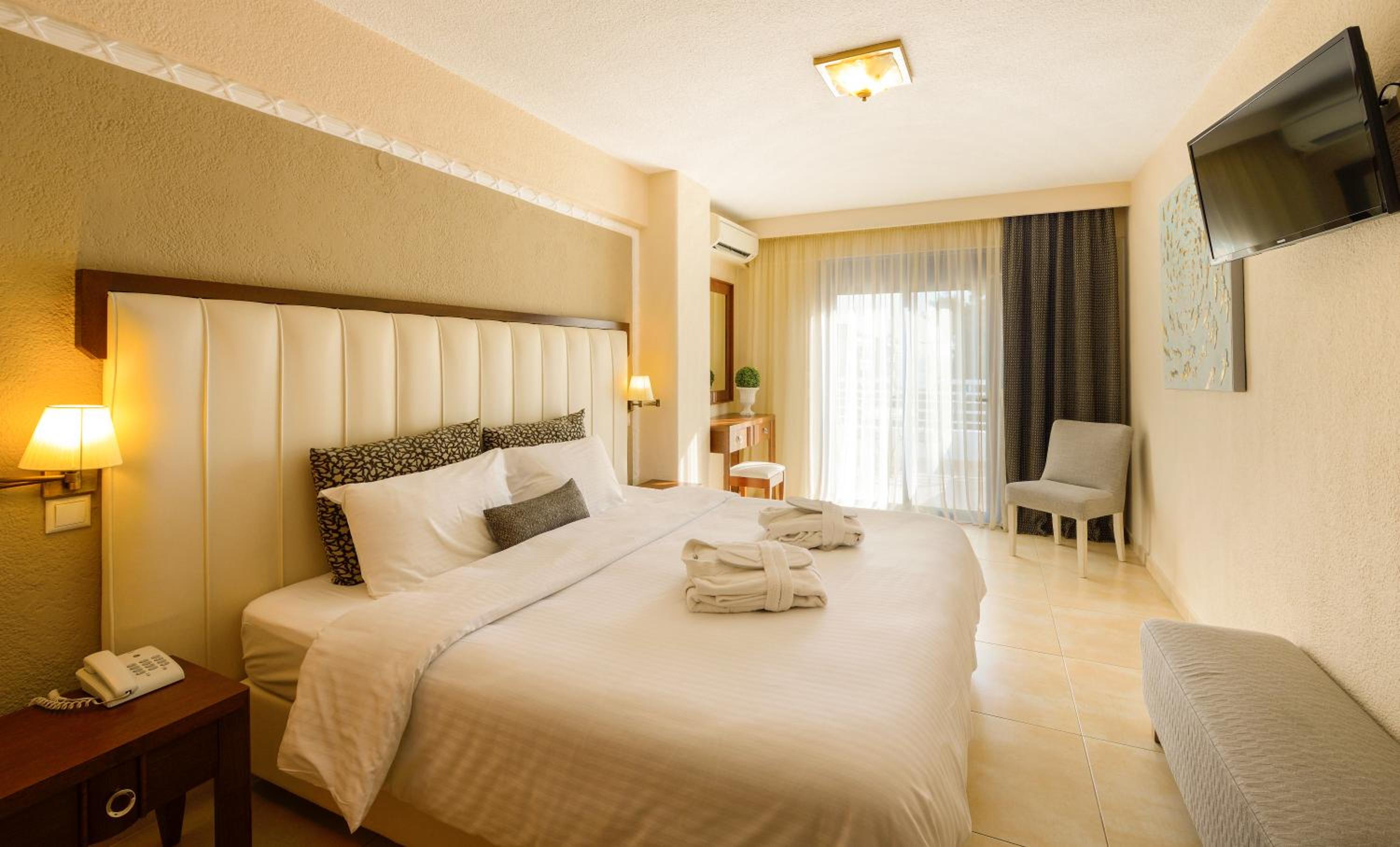 Superior Double Room with Partial Sea View - Photo 1
