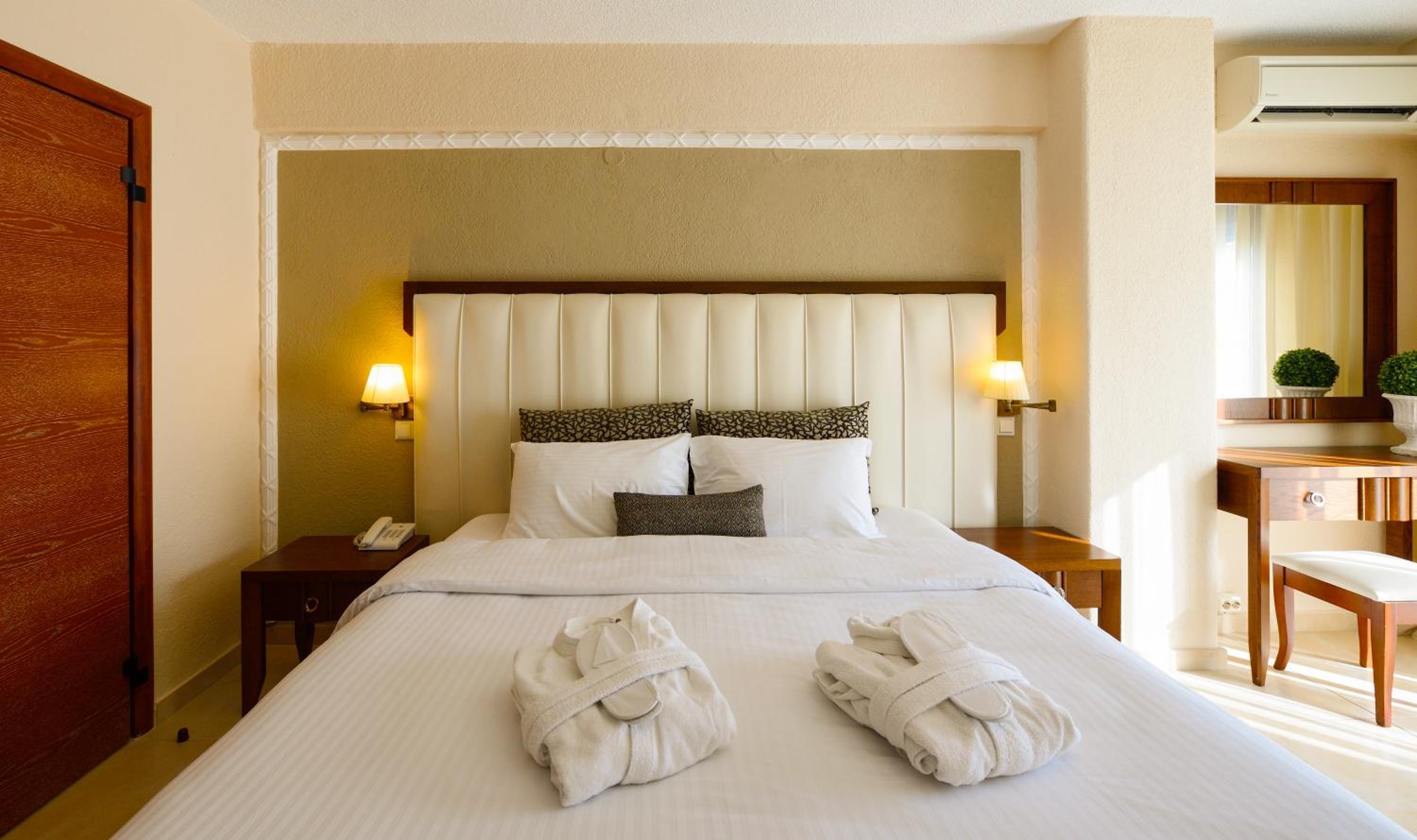 Superior Double Room with Partial Sea View - Photo 4