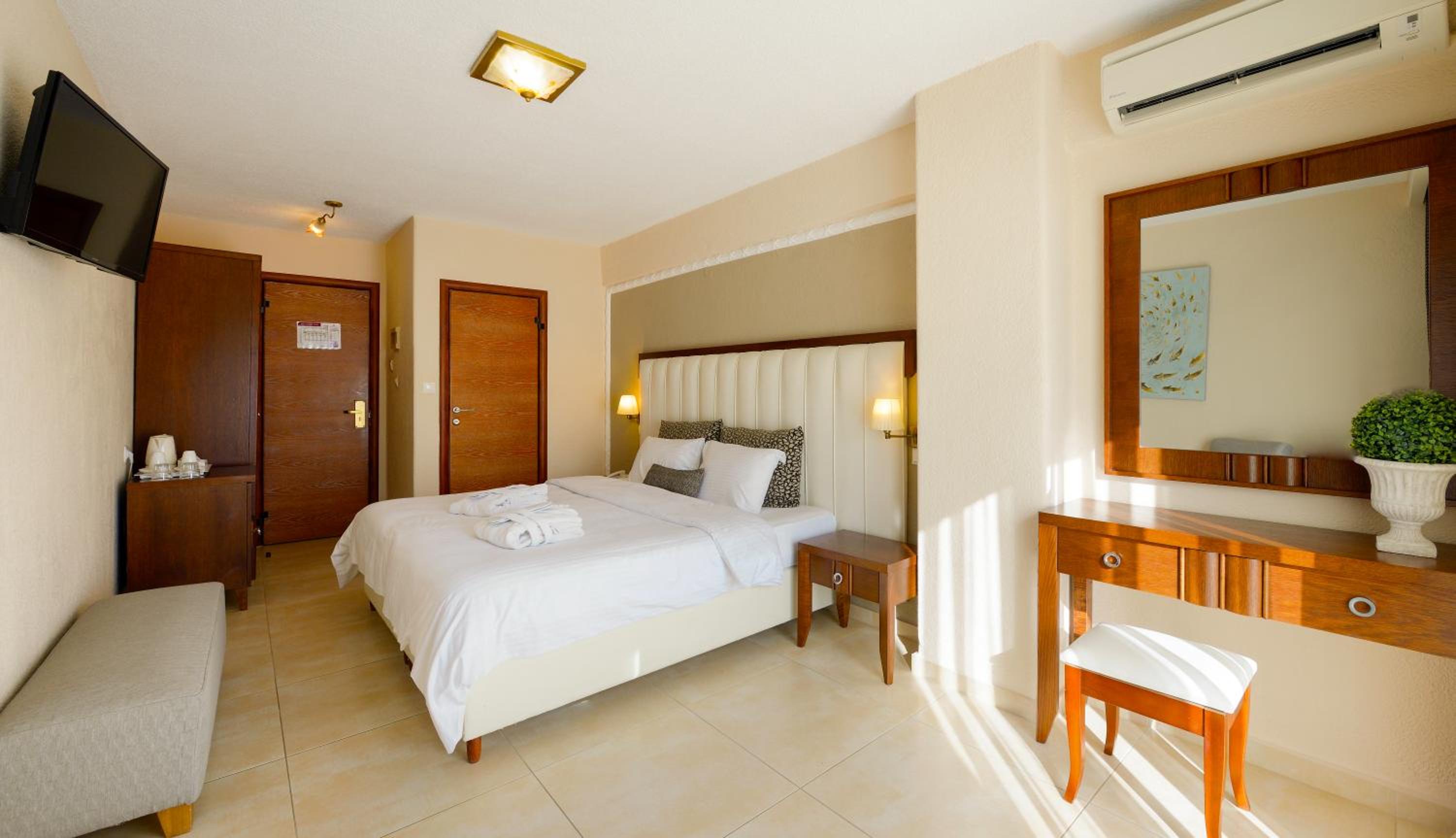 Superior Double Room with Partial Sea View - Photo 5