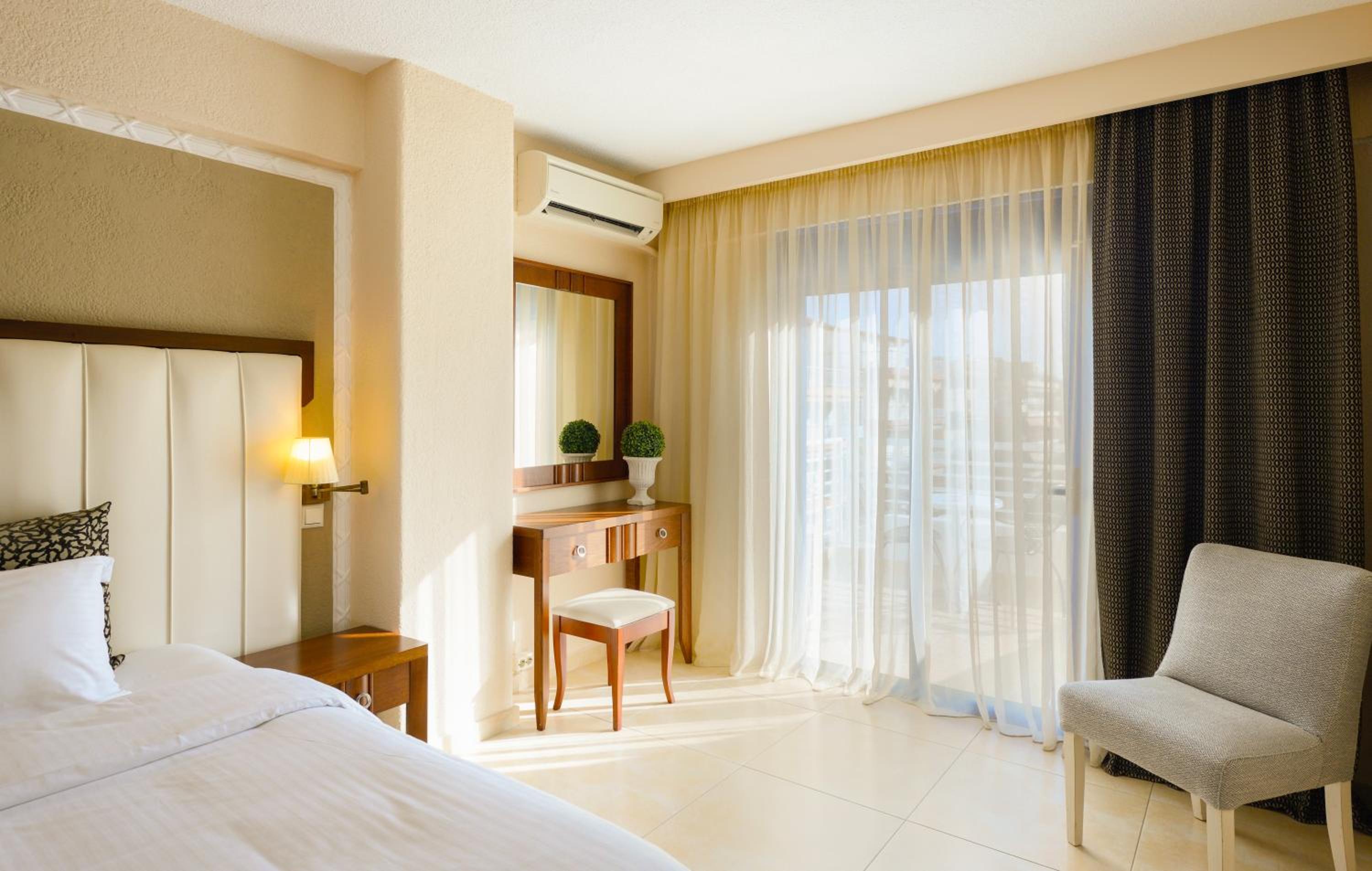 Superior Double Room with Partial Sea View - Photo 7