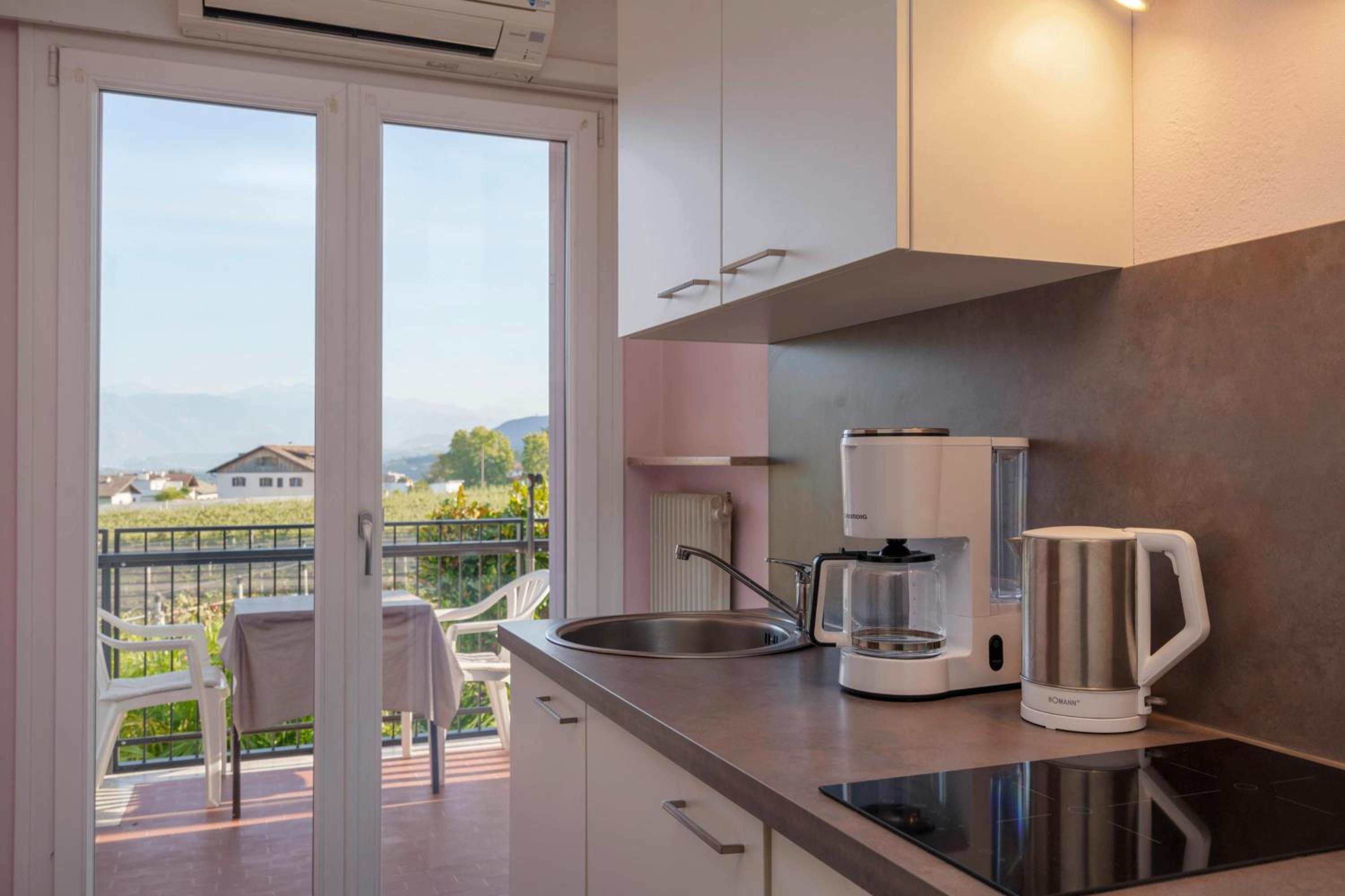 Studio Apartment with Balcony photo 3