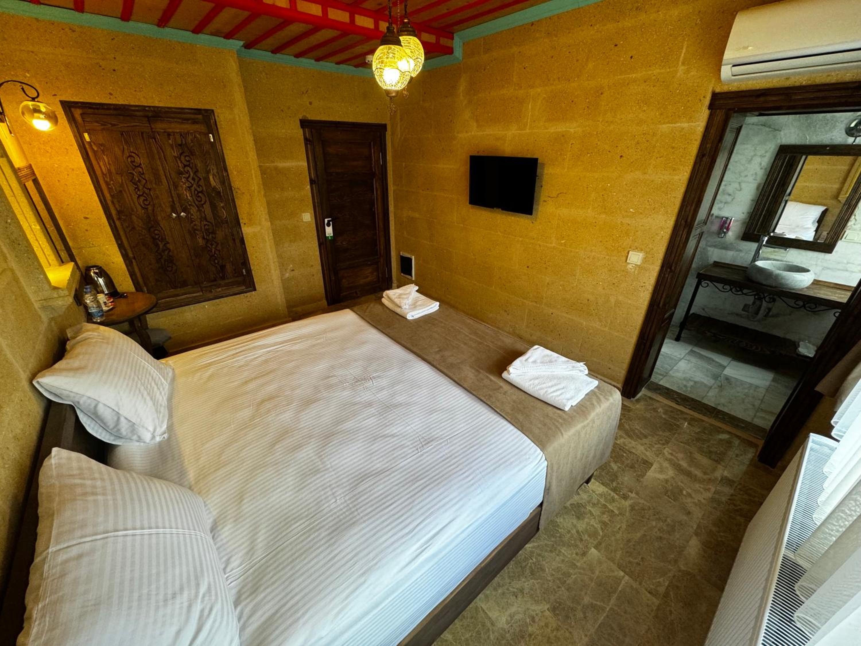 Standard Double Room - Photo 35