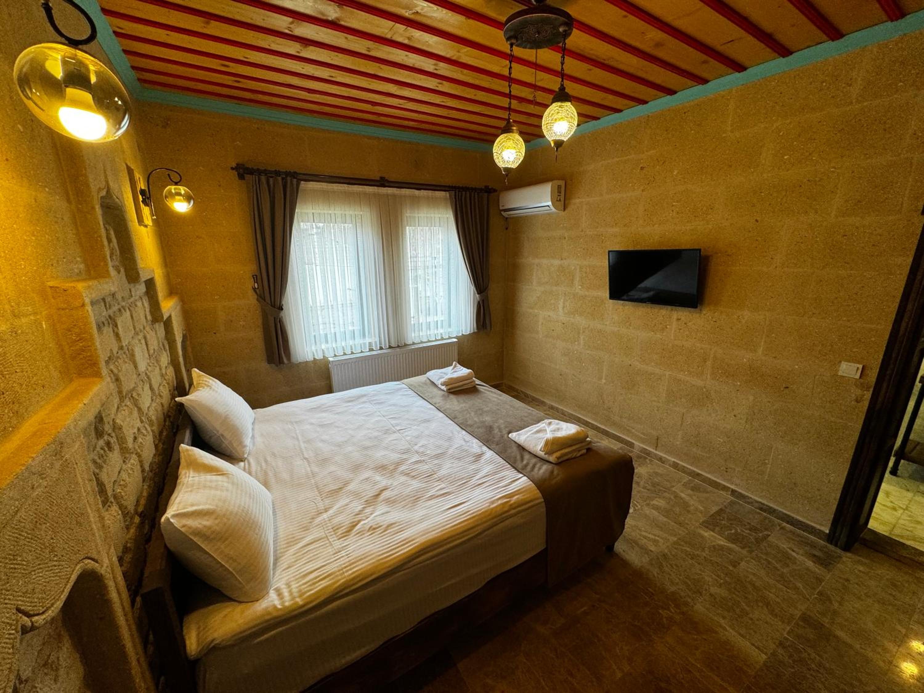 Standard Double Room - Photo 13