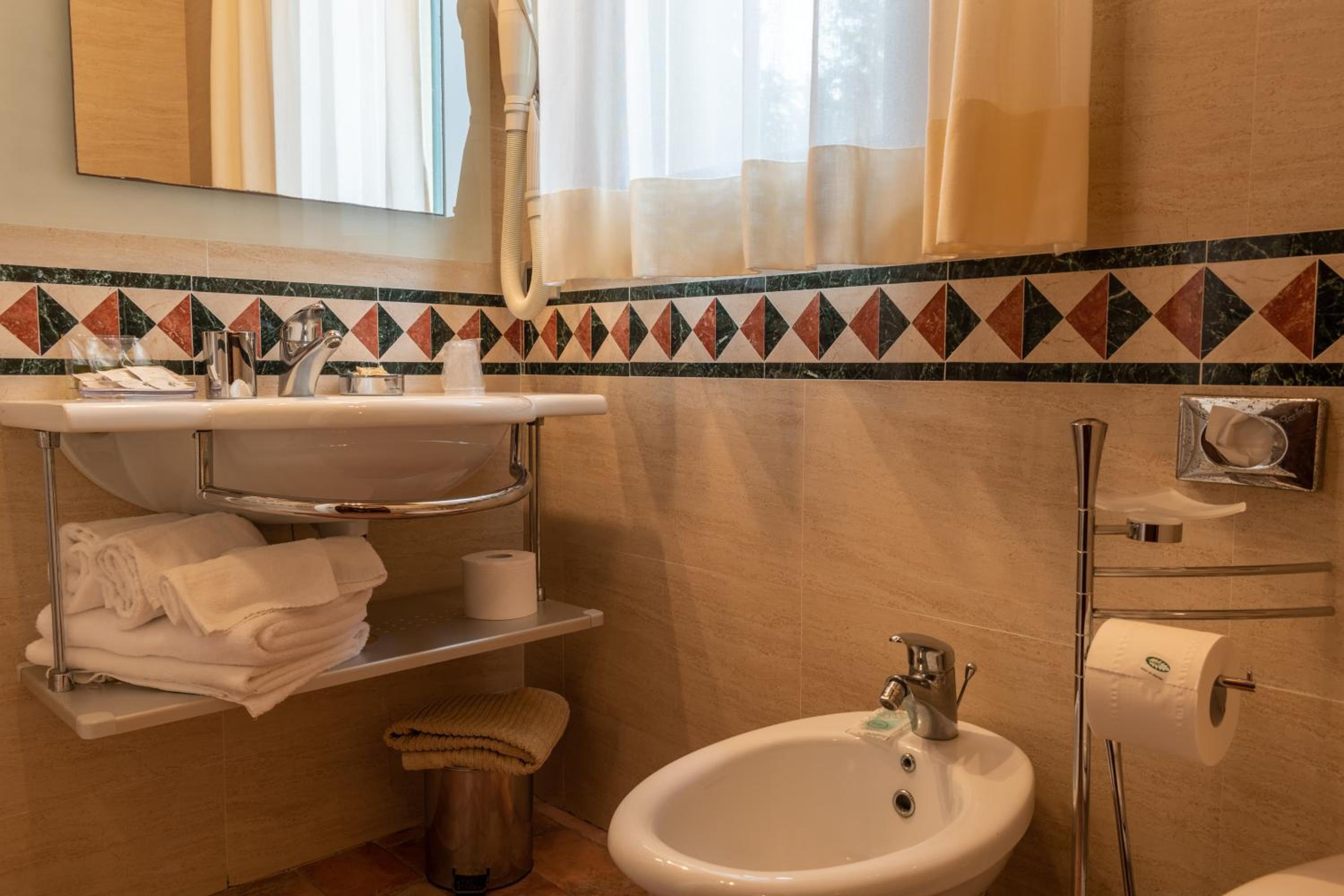 Deluxe Double Room - Photo 11