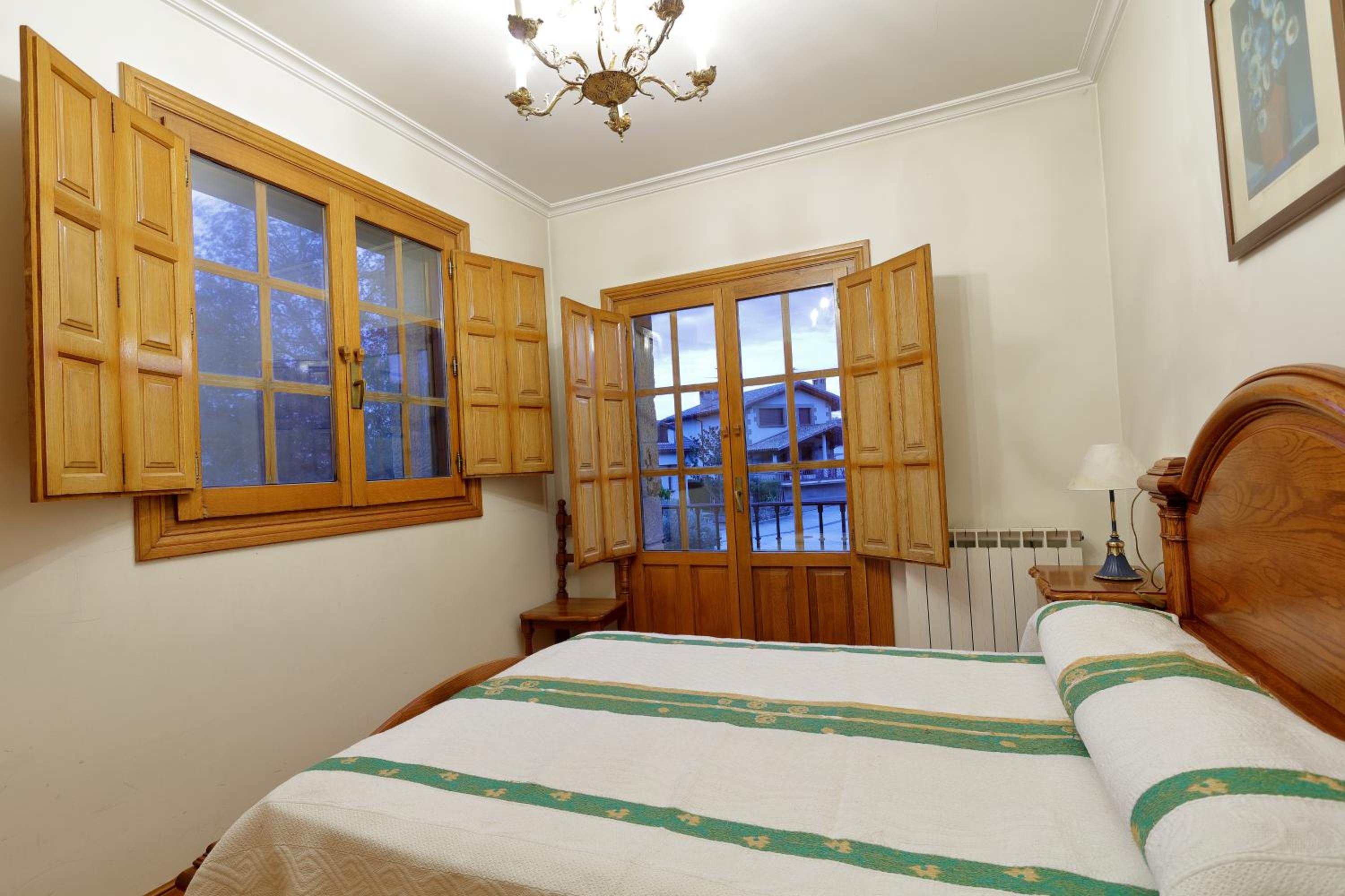 Five-Bedroom House photo 2
