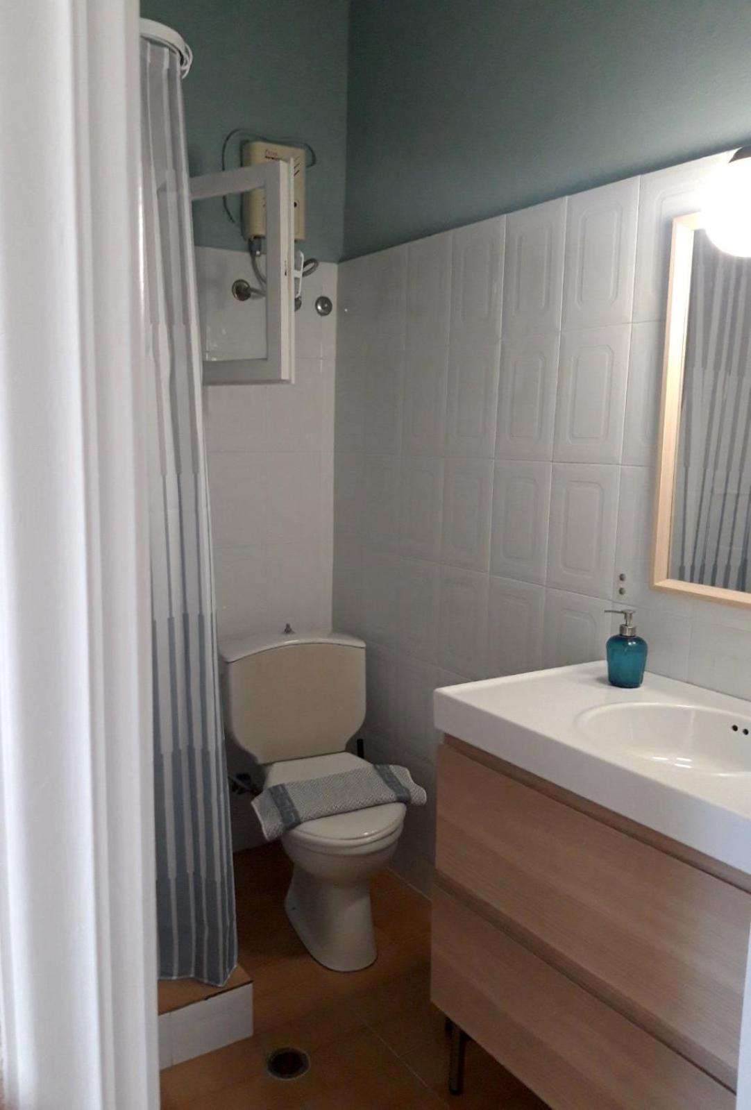 One-Bedroom Apartment (4 Adults) - Photo 8