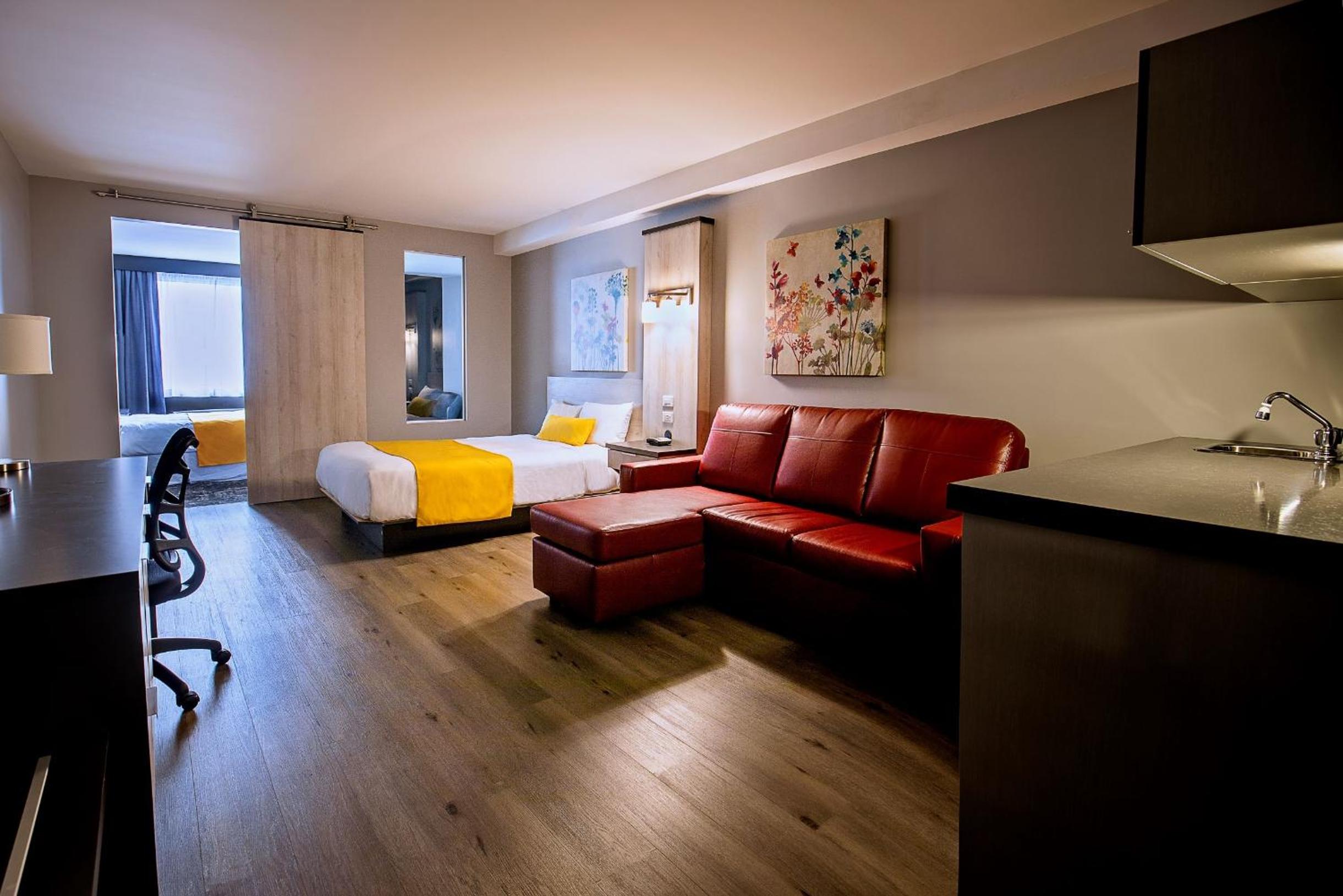 Queen Suite - Non-Smoking photo 1