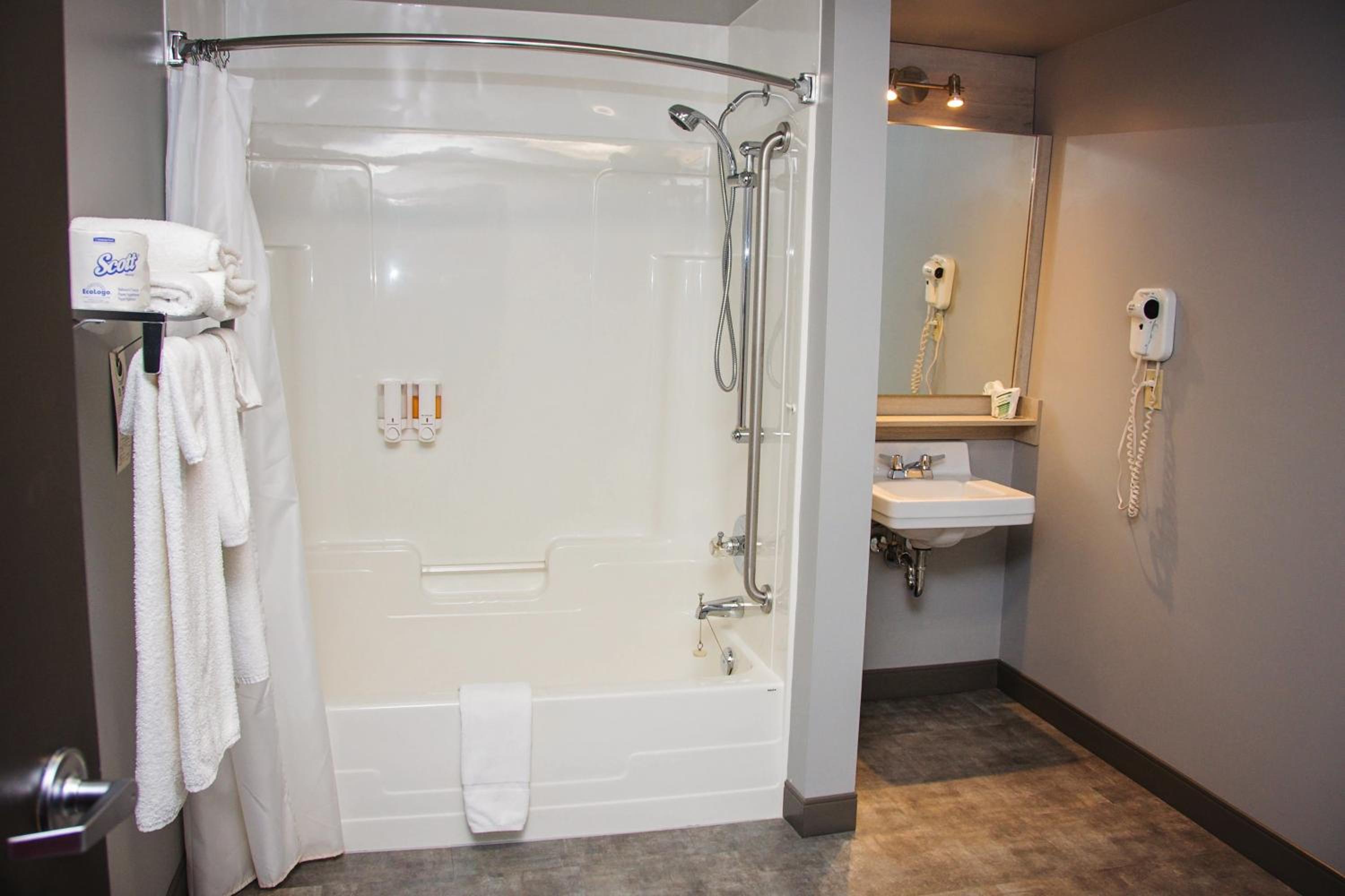 Queen Room - Mobility Access/Non-Smoking photo 3