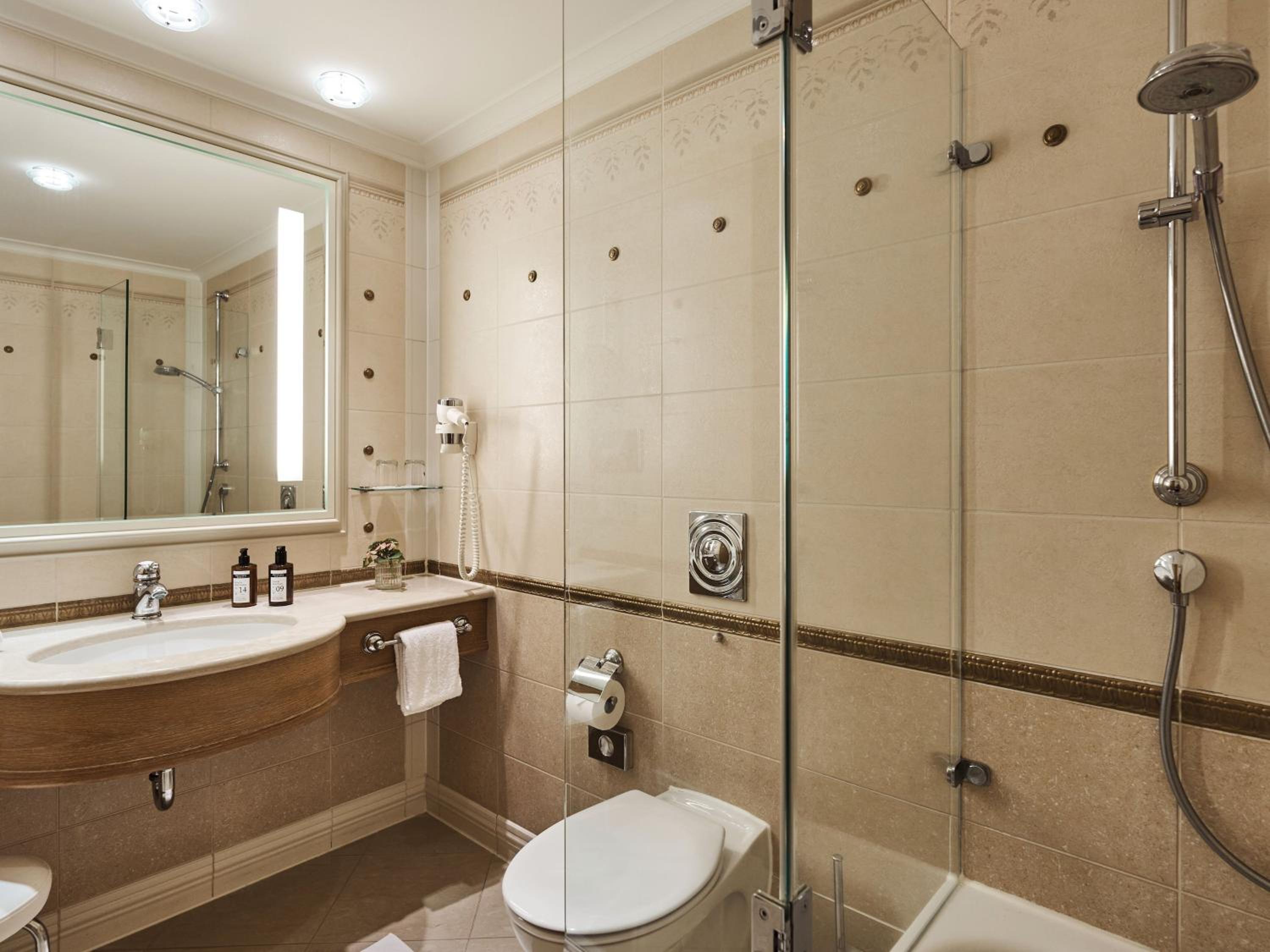 Suite with Sea View - Photo 10