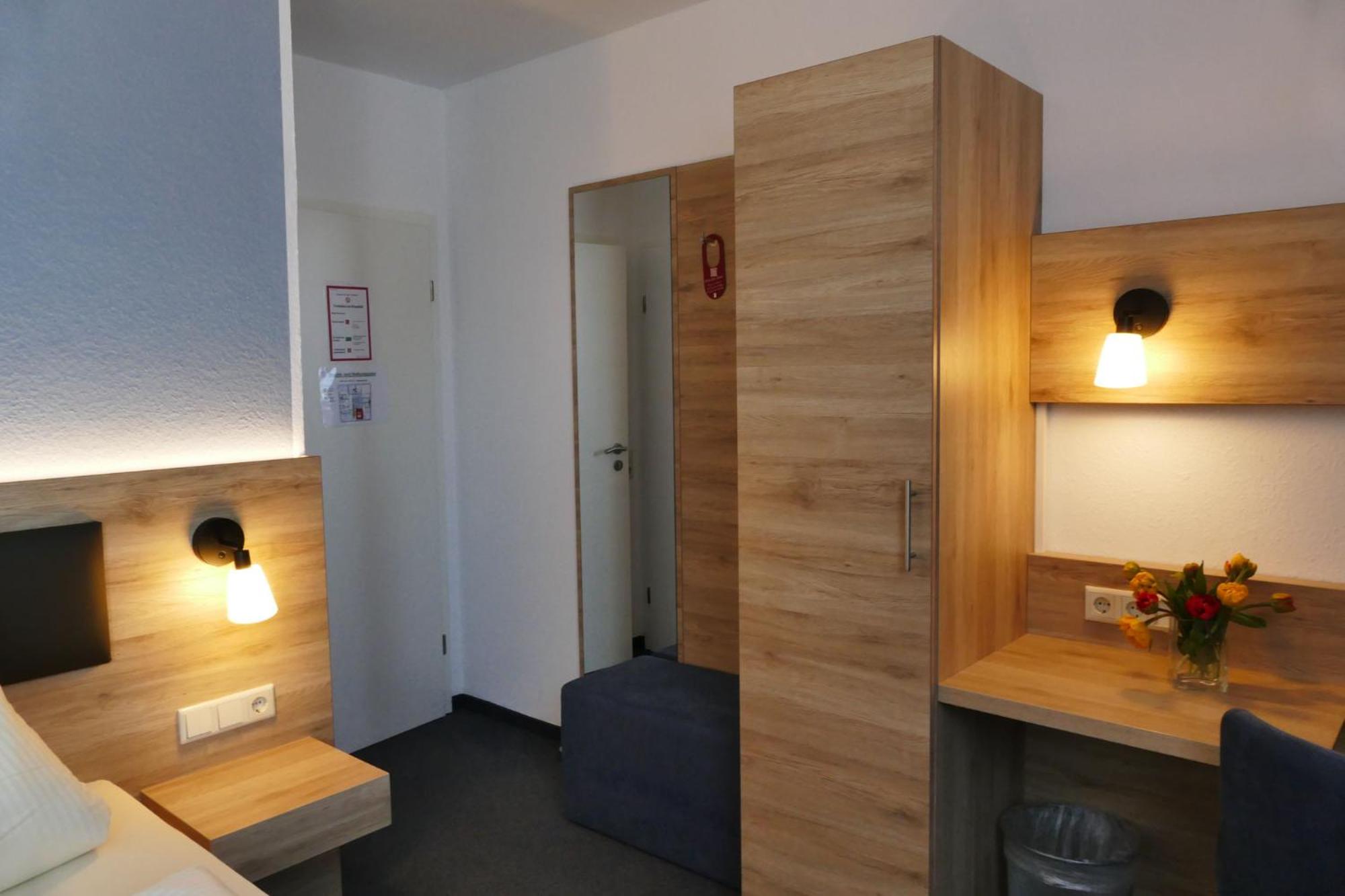 Double or Twin Room - Photo 5