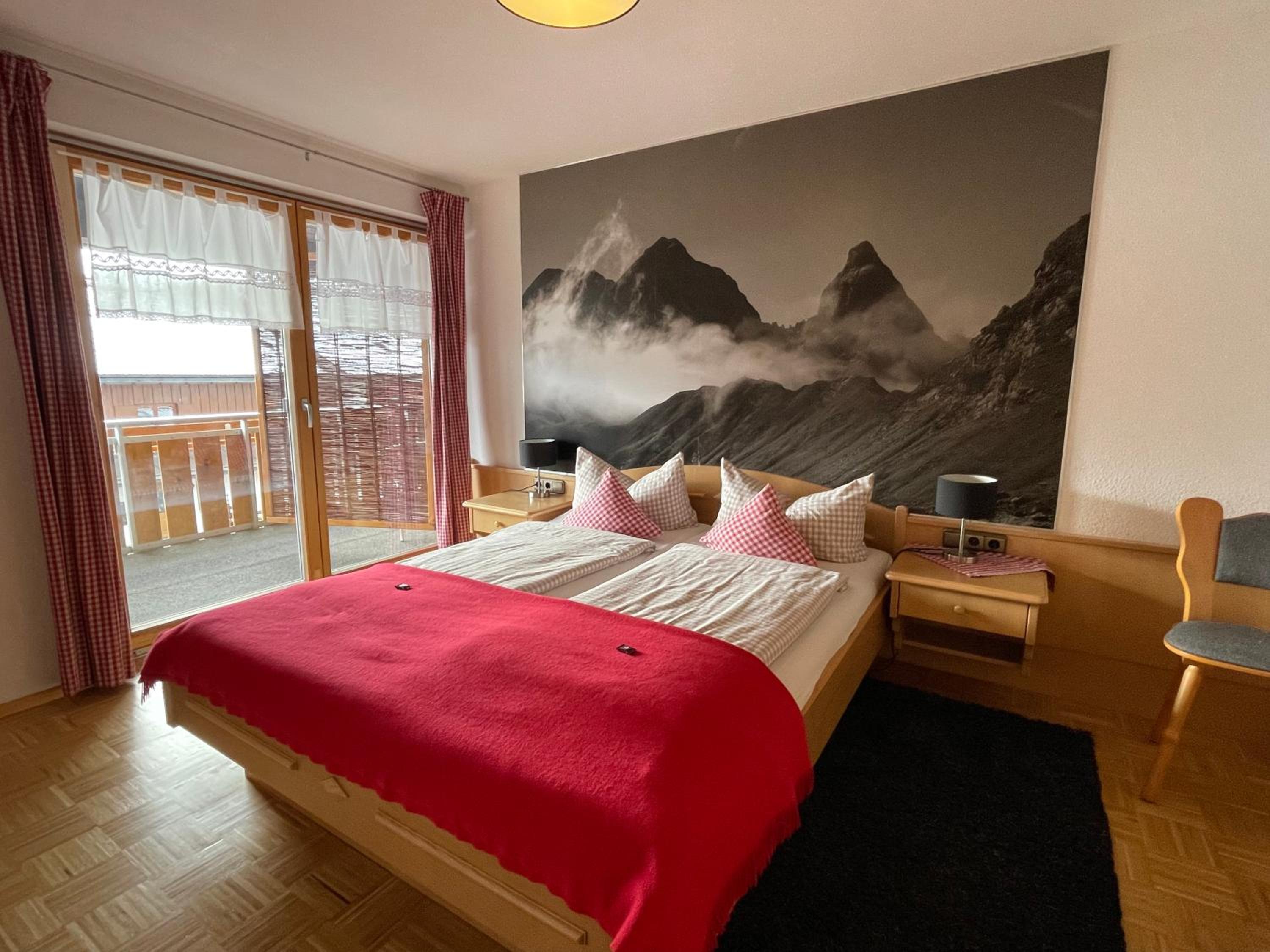Family Room with Mountain View photo 3