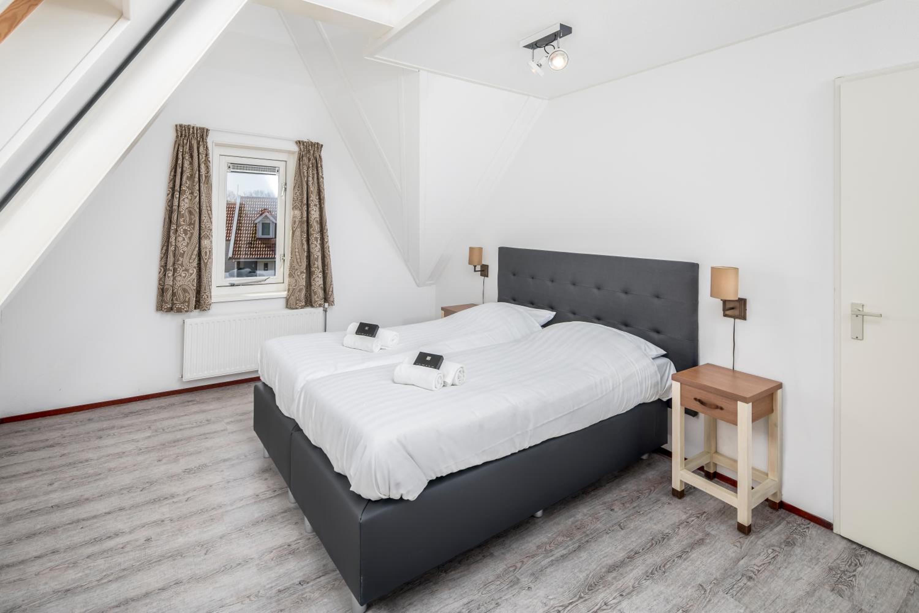 Eight-Bedroom House photo 2
