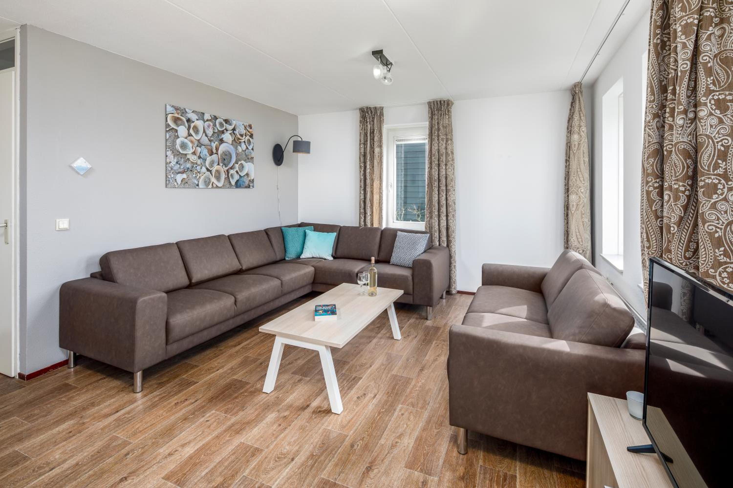 Eight-Bedroom House photo 1
