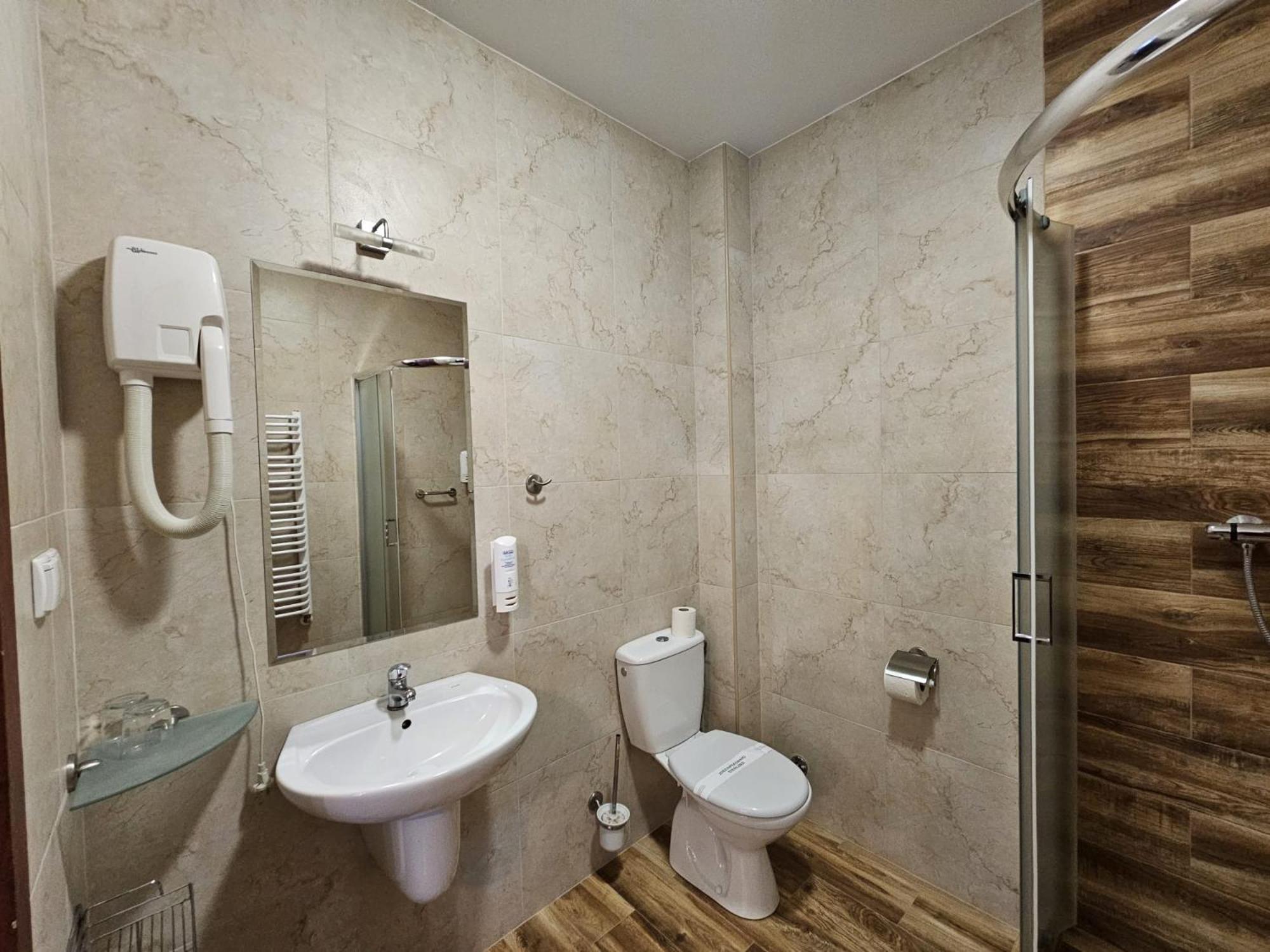 Double Room with Private Bathroom photo 3
